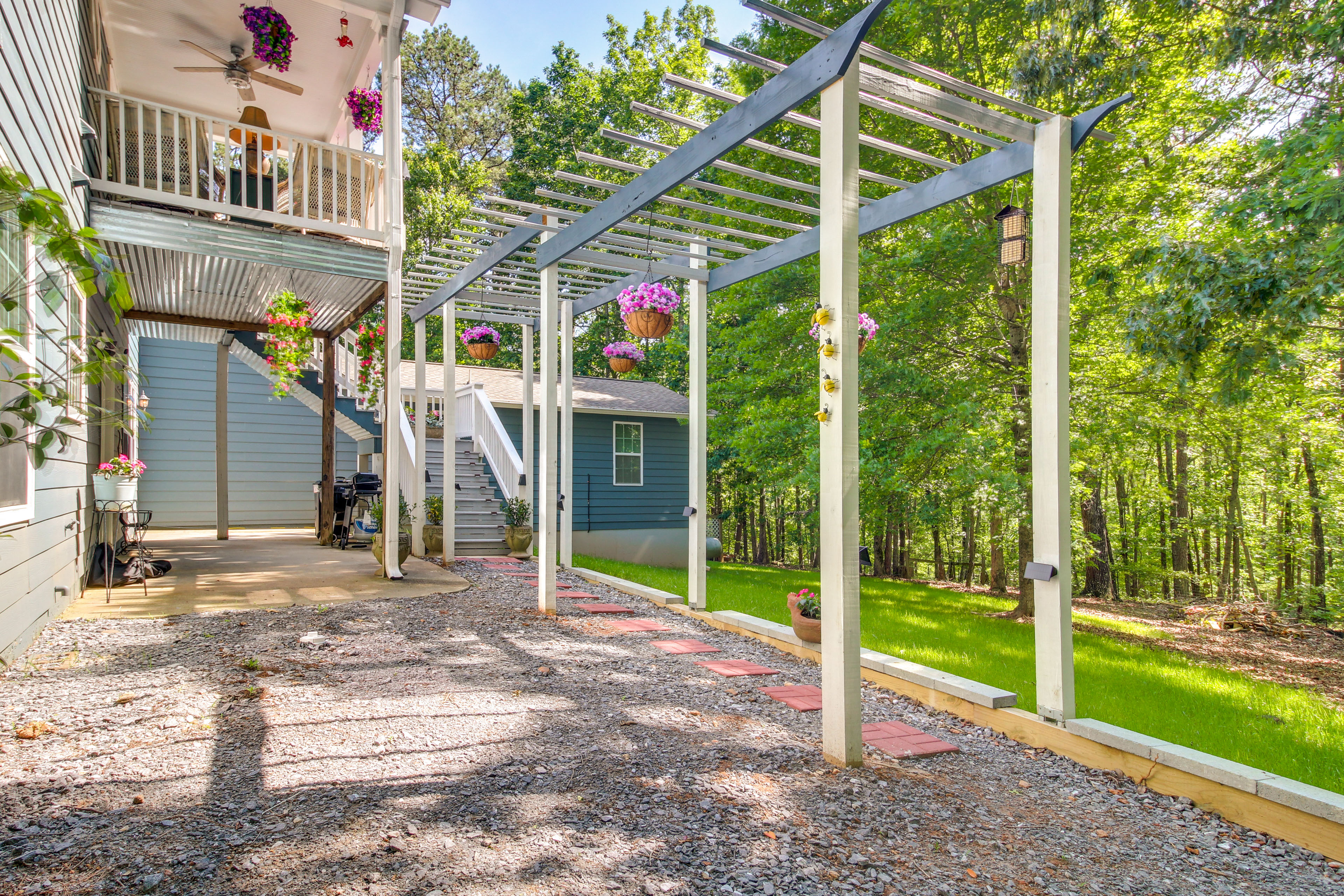 Property Image 1 - Lovely Waleska Loft: Deck, Grill & Stocked Kitchen