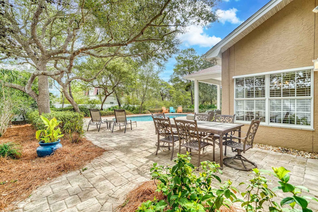 Outdoor dining for 6