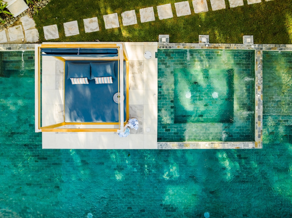 Airplane mode activated. Poolside daybed for the win.