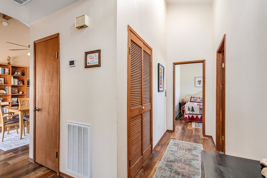 Hallway looking into Master Bedroom.
Pine Mountain Lake Unit 4 Lot 44. Vacation Rental (Kathy's Korner)