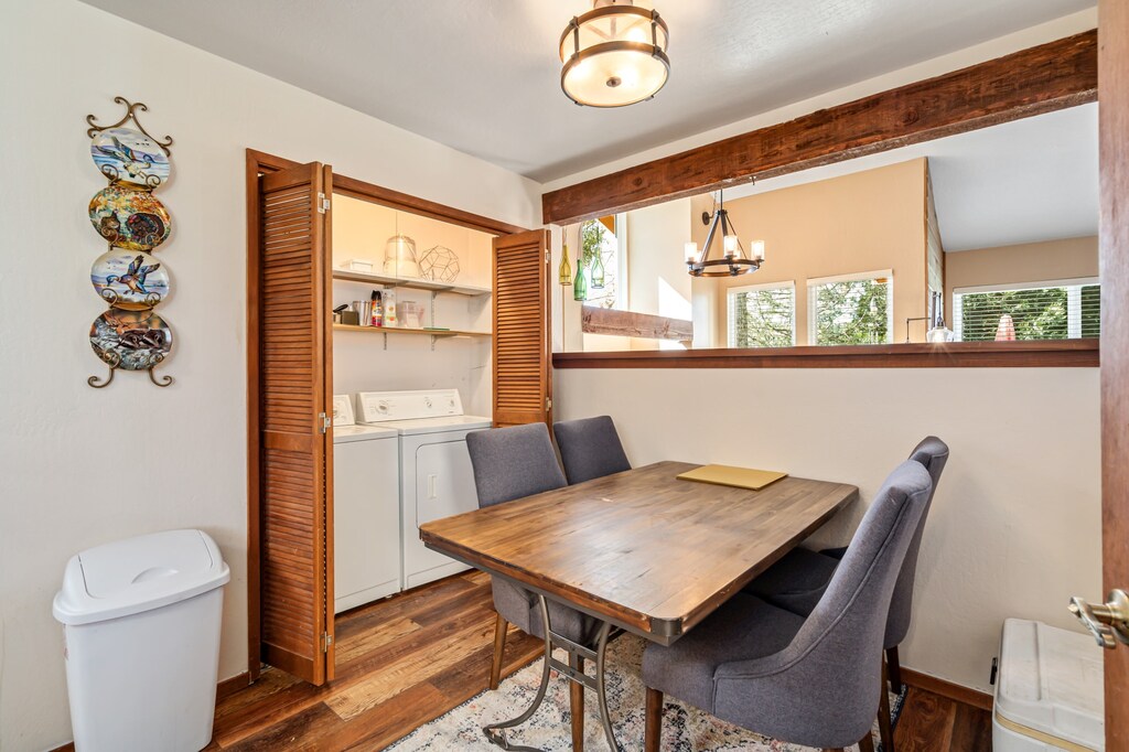 Kitchen Table.
Pine Mountain Lake Unit 4 Lot 44. Vacation Rental (Kathy's Korner)
