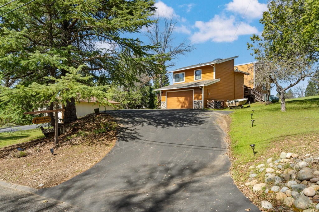 Full view of the driveway.
Pine Mountain Lake Unit 4 Lot 44. Vacation Rental (Kathy's Korner)