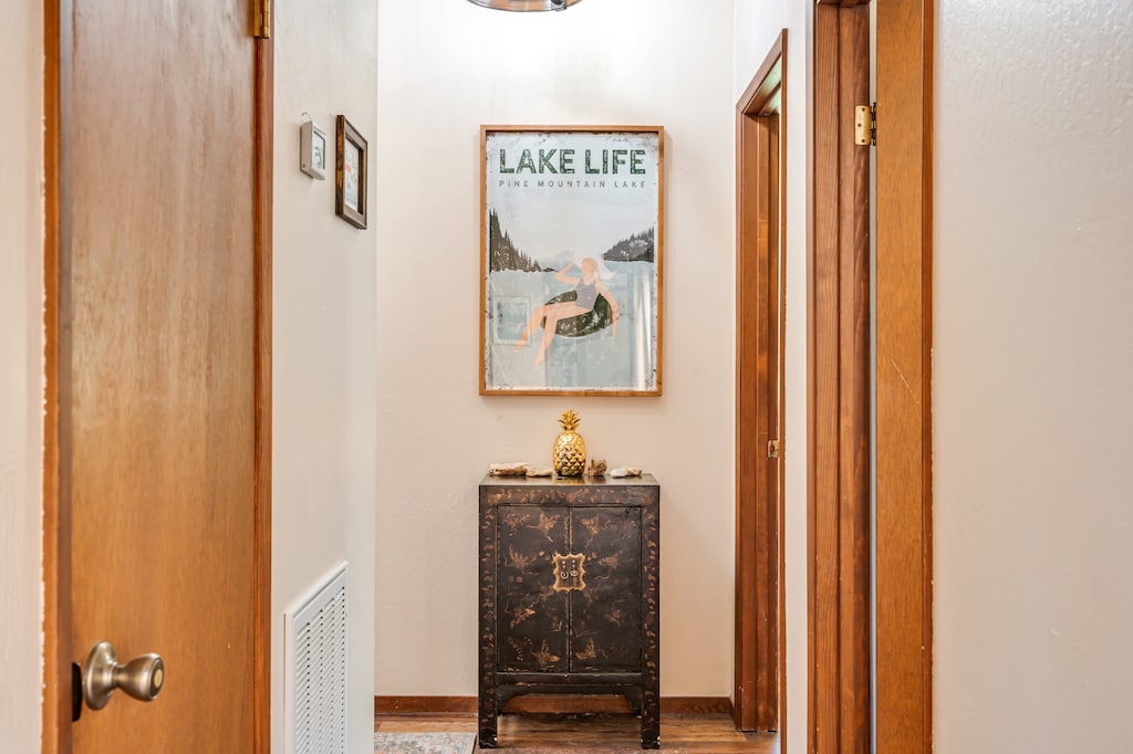 Hallway view in house.
Pine Mountain Lake Unit 4 Lot 44. Vacation Rental (Kathy's Korner)