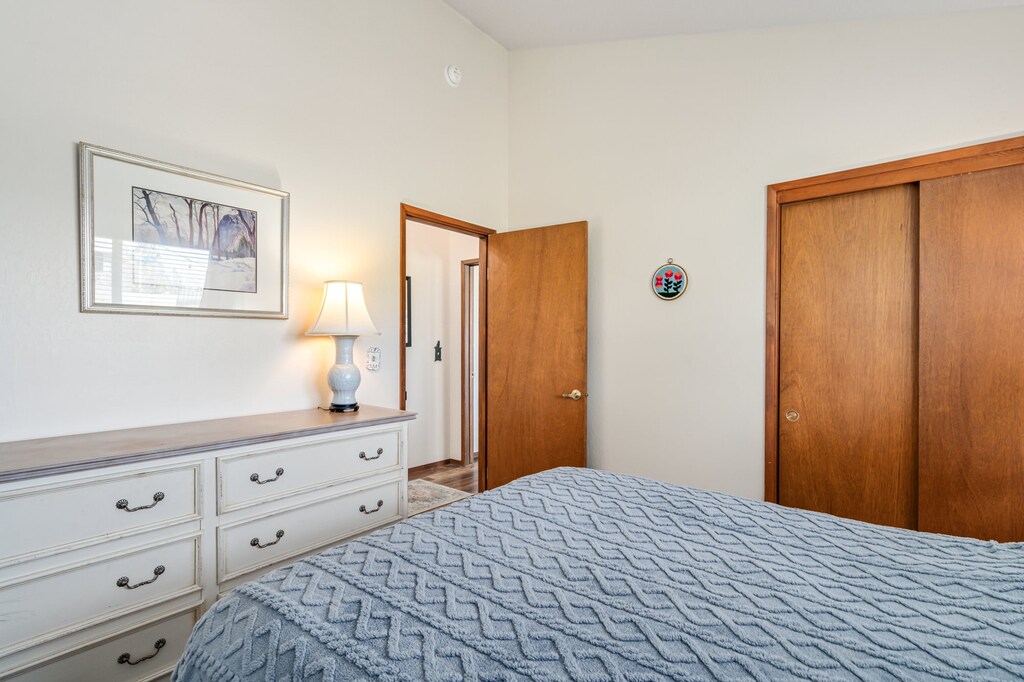 Guest Bedroom 2 looking towards hallway.
Pine Mountain Lake Unit 4 Lot 44. Vacation Rental (Kathy's Korner)