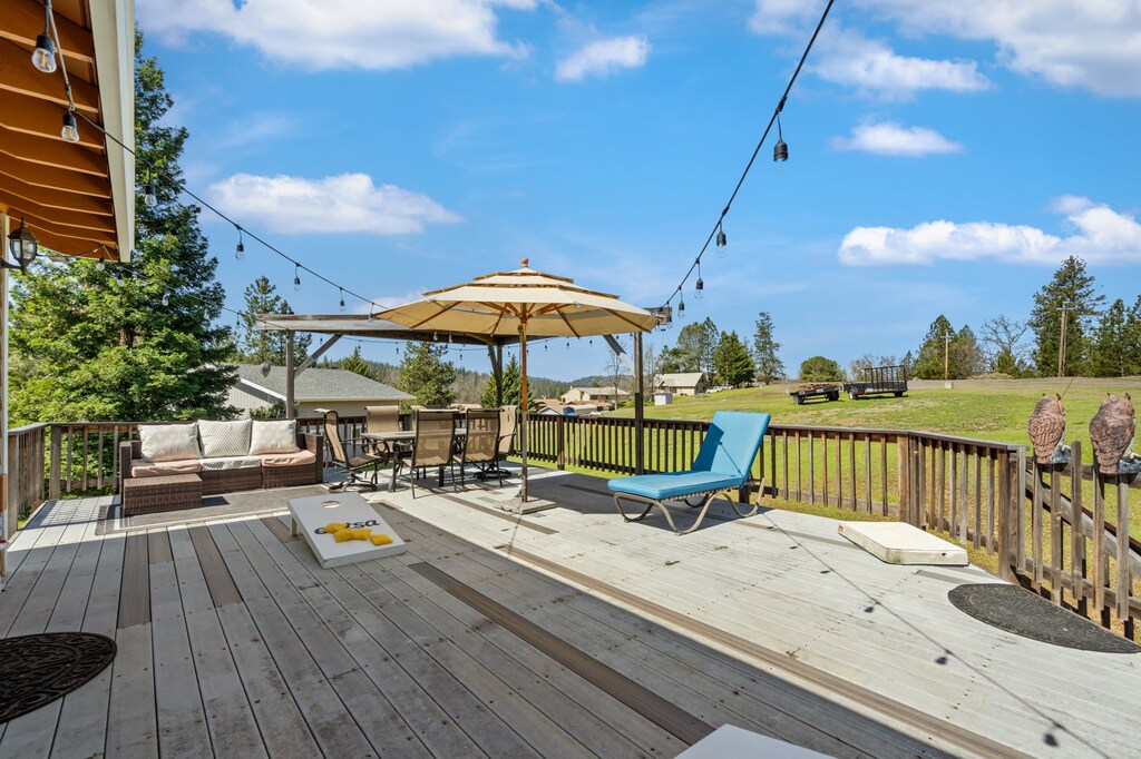 Large open deck area.
Pine Mountain Lake Unit 4 Lot 44. Vacation Rental (Kathy's Korner)