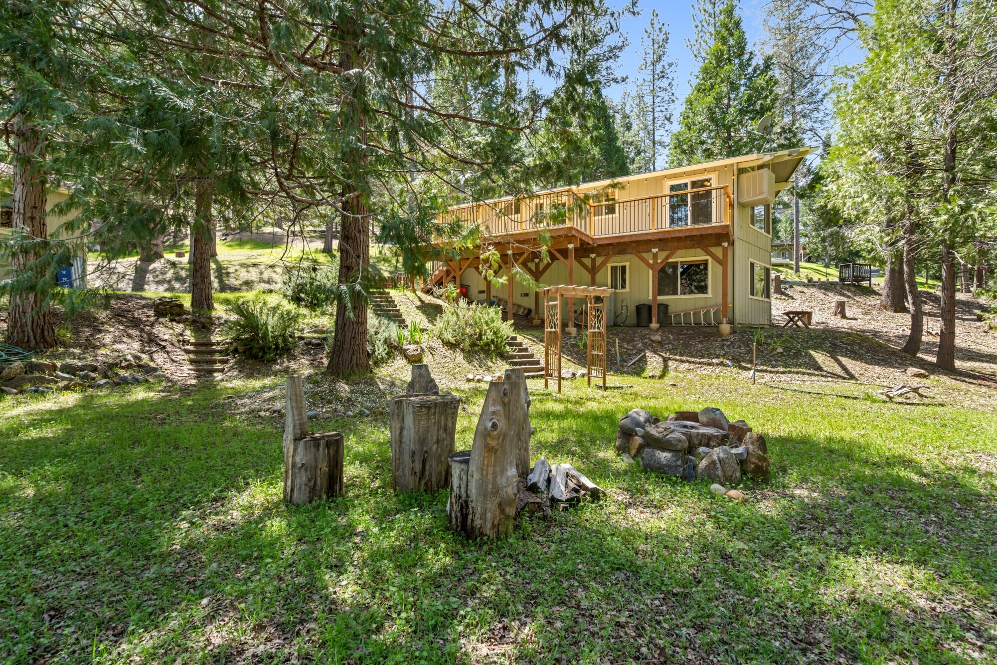 Back Yard. Unit 4 Lot 315. Vacation Rental (The Cozy Cabin)