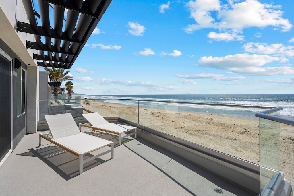 3rd-level oceanfront balcony