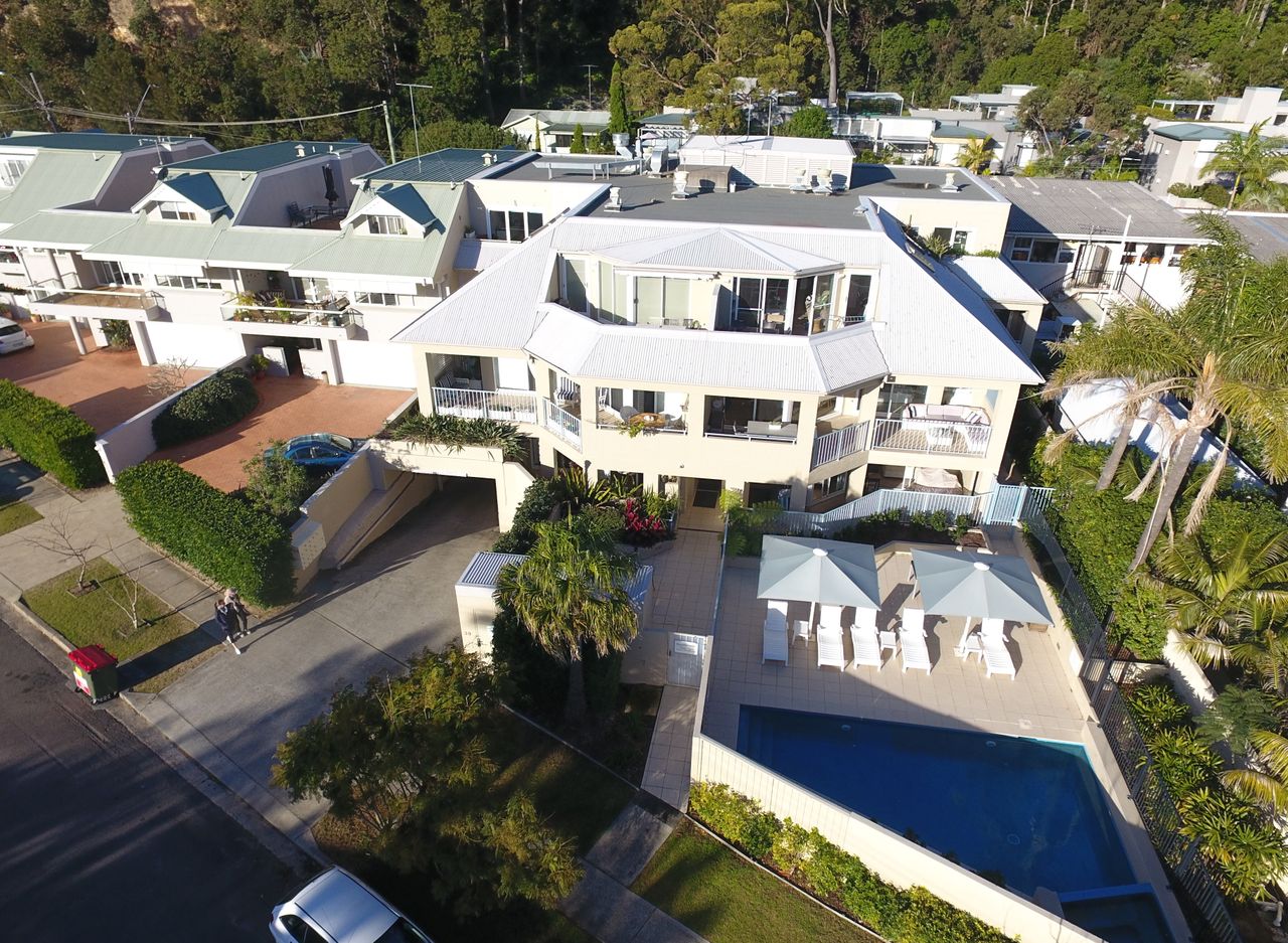 Property Image 1 - Iluka Apartments - Poolside