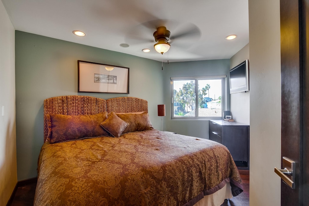 Bedroom 2 with king or 2 twins