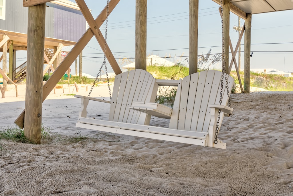 040 Grace Wins Under House Swing