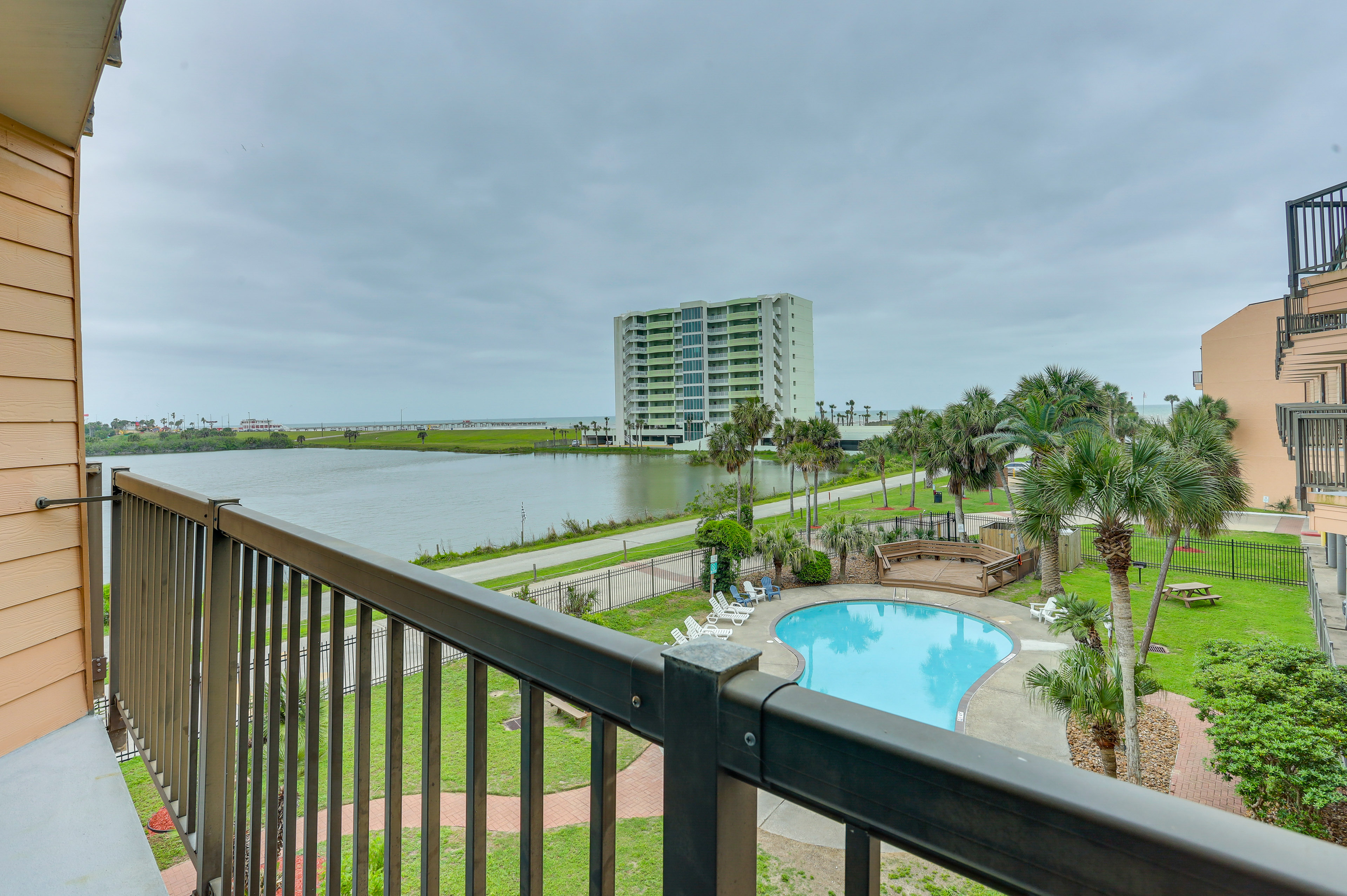 Lovely Galveston Condo: Walk to Seawall & Beach!