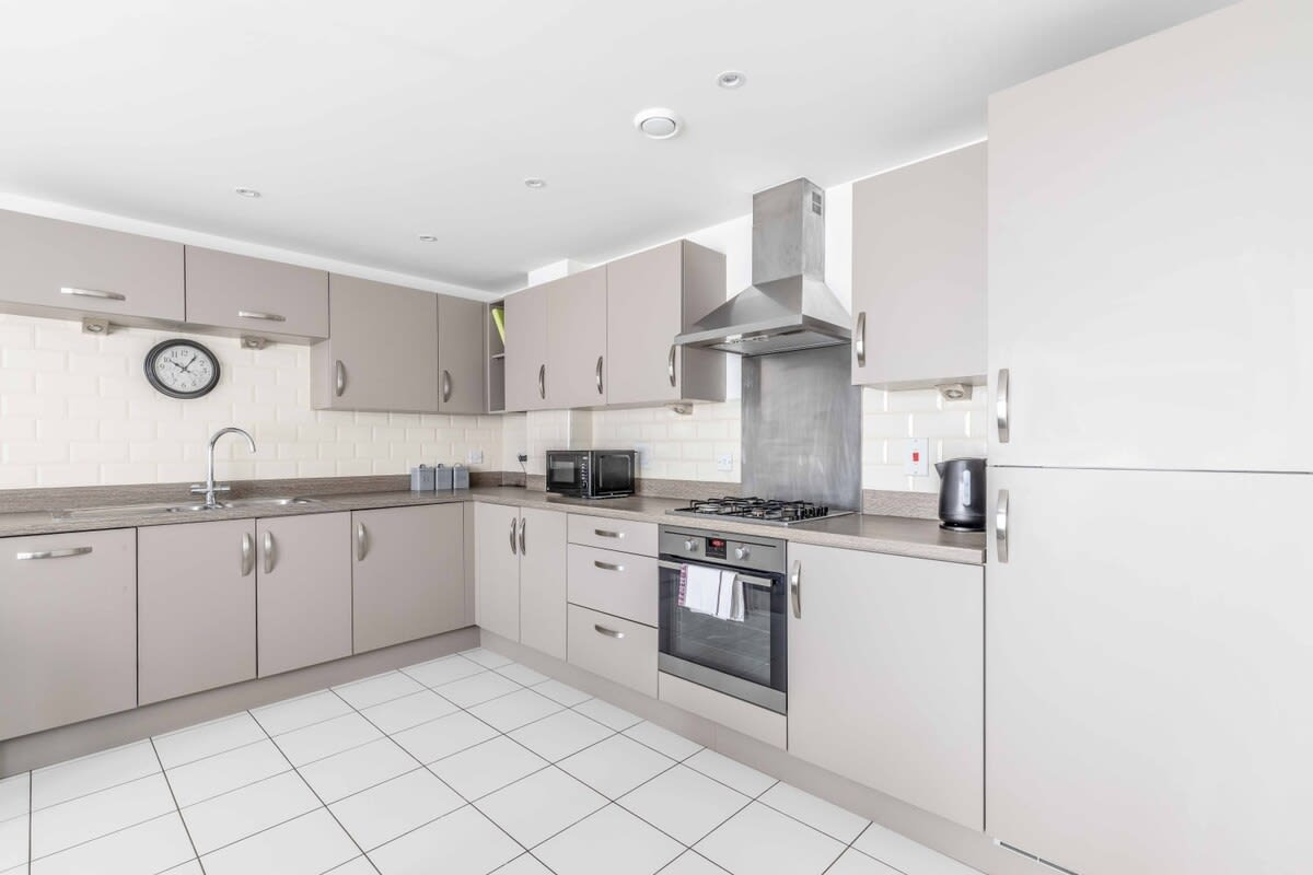 2 Bed & 2 Bath Cosy Apartment Slough| Free Parking