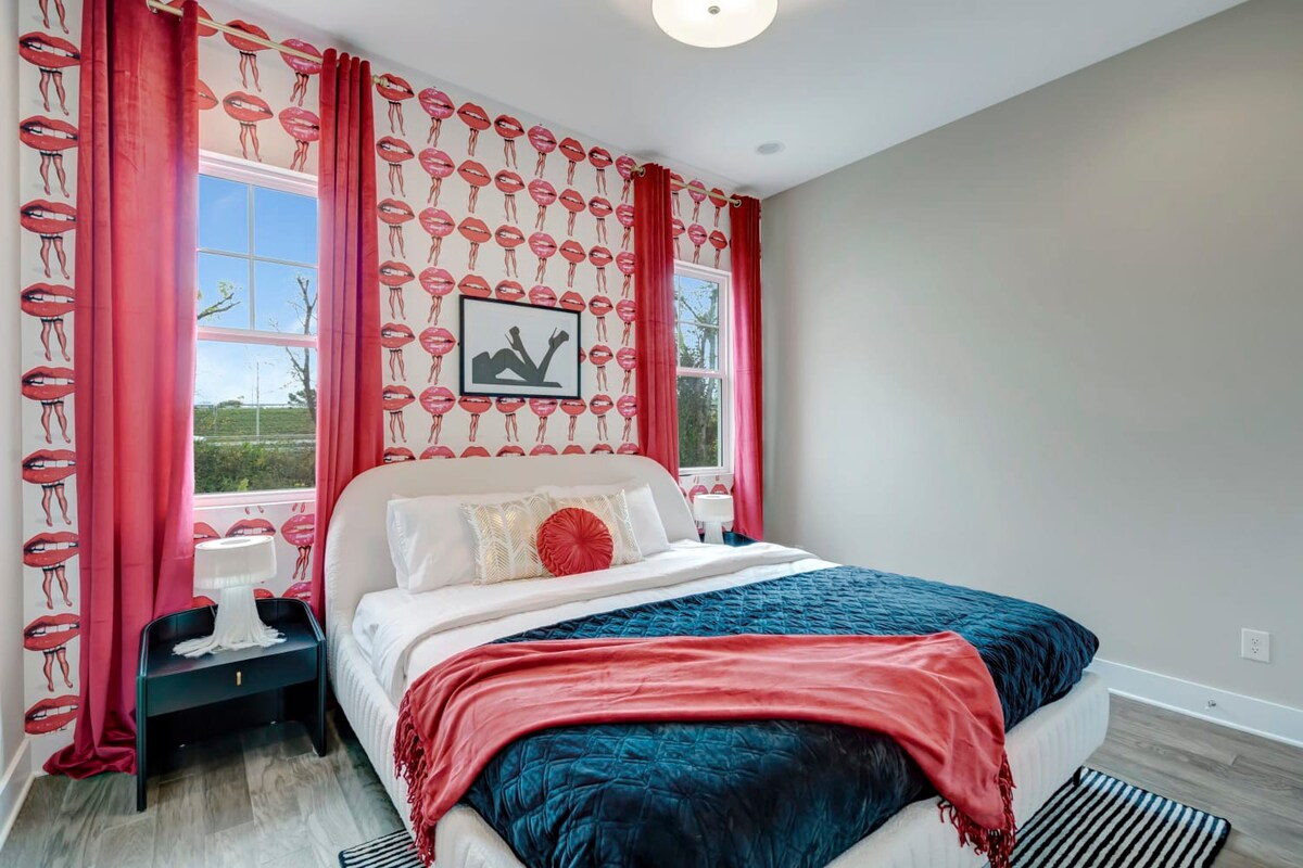 Wake up to the vibrant vibe of Nashville in this luxury bedroom where red-hot kisses from Music City's soul adorn the walls, perfectly capturing the essence of your dream bachelorette or friends' getaway. Drenched in natural light, you'll be moments away from the heart of the action yet cozy enough for a restful retreat. Ready for a vacation to remember? Dive into comfort and style at Misfit Homes, your ultimate Nashville vacation rental destination. Book your stay now! 🌟🎸🛌