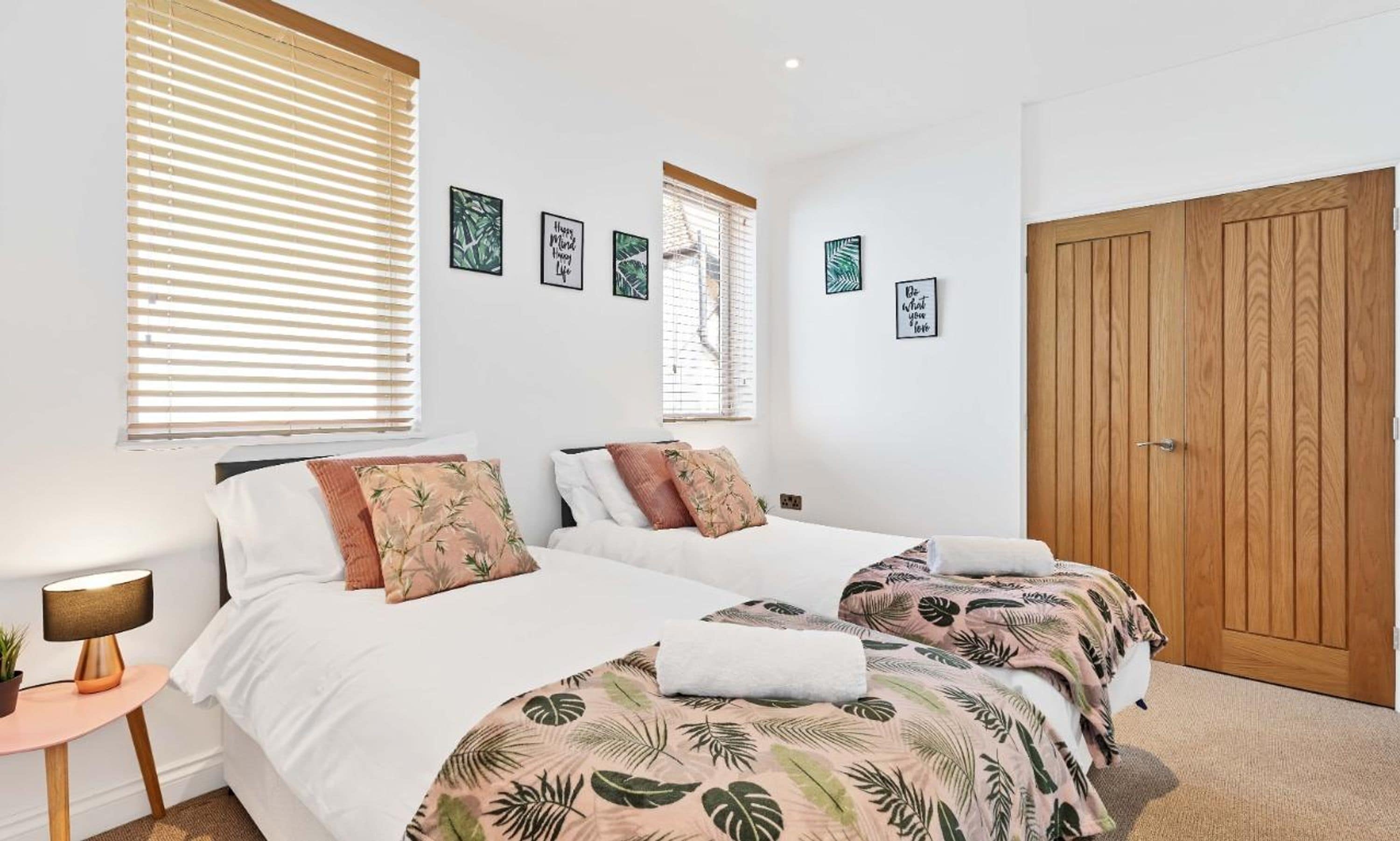 Seaview Heights - two bedroom two bathroom loft style apartment direct distant sea views - fast wifi