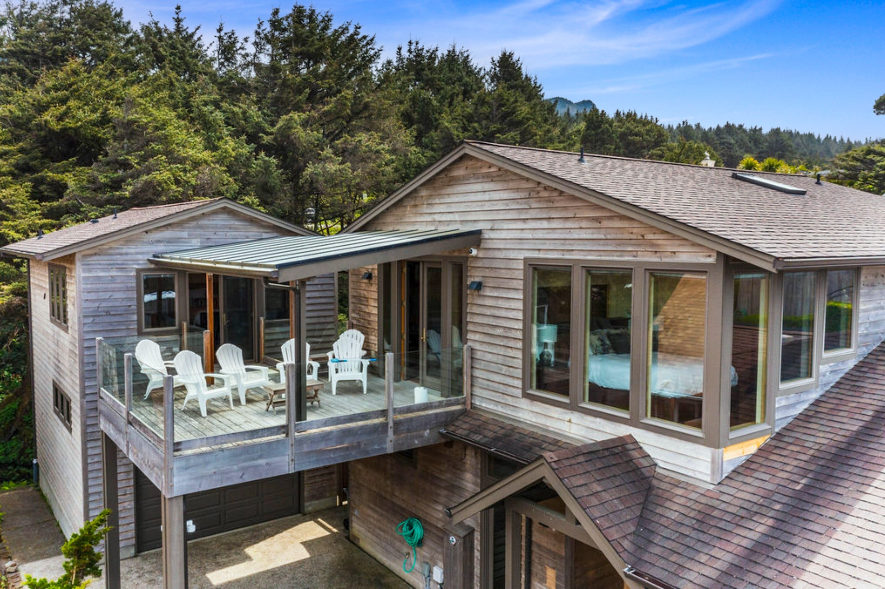 Gorgeous corner deck gives unbeatable views.