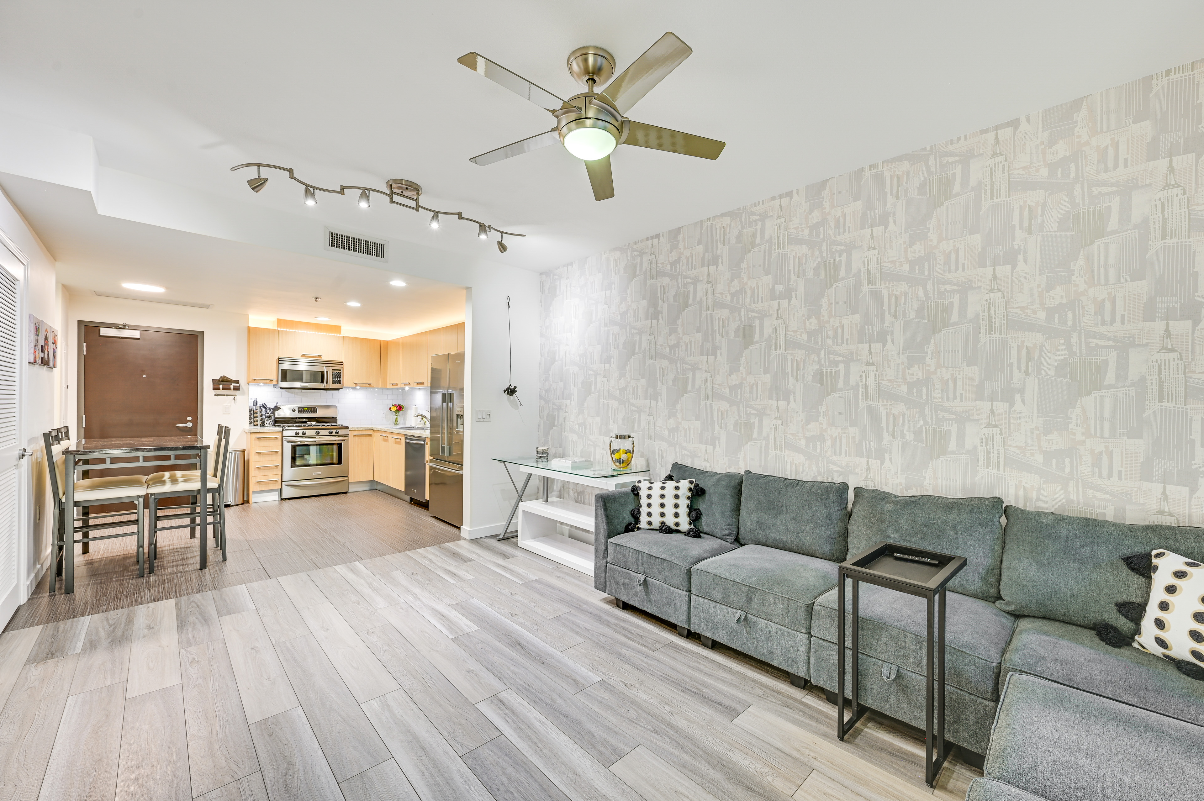 Downtown San Diego Condo w/ Pool + Rooftop Access