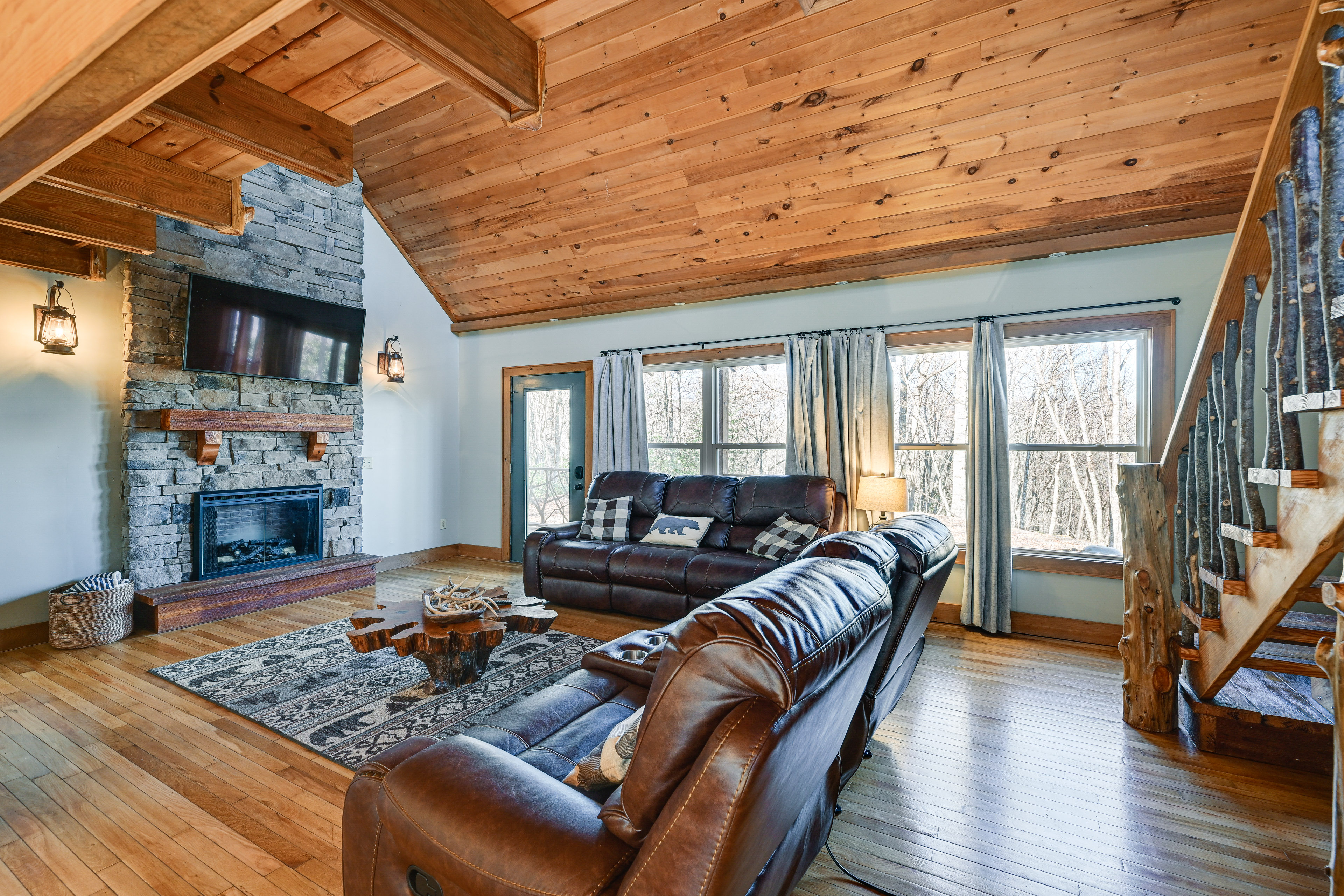 Property Image 1 - Bryson City Cabin: Deck & Mountain-View Hot Tub