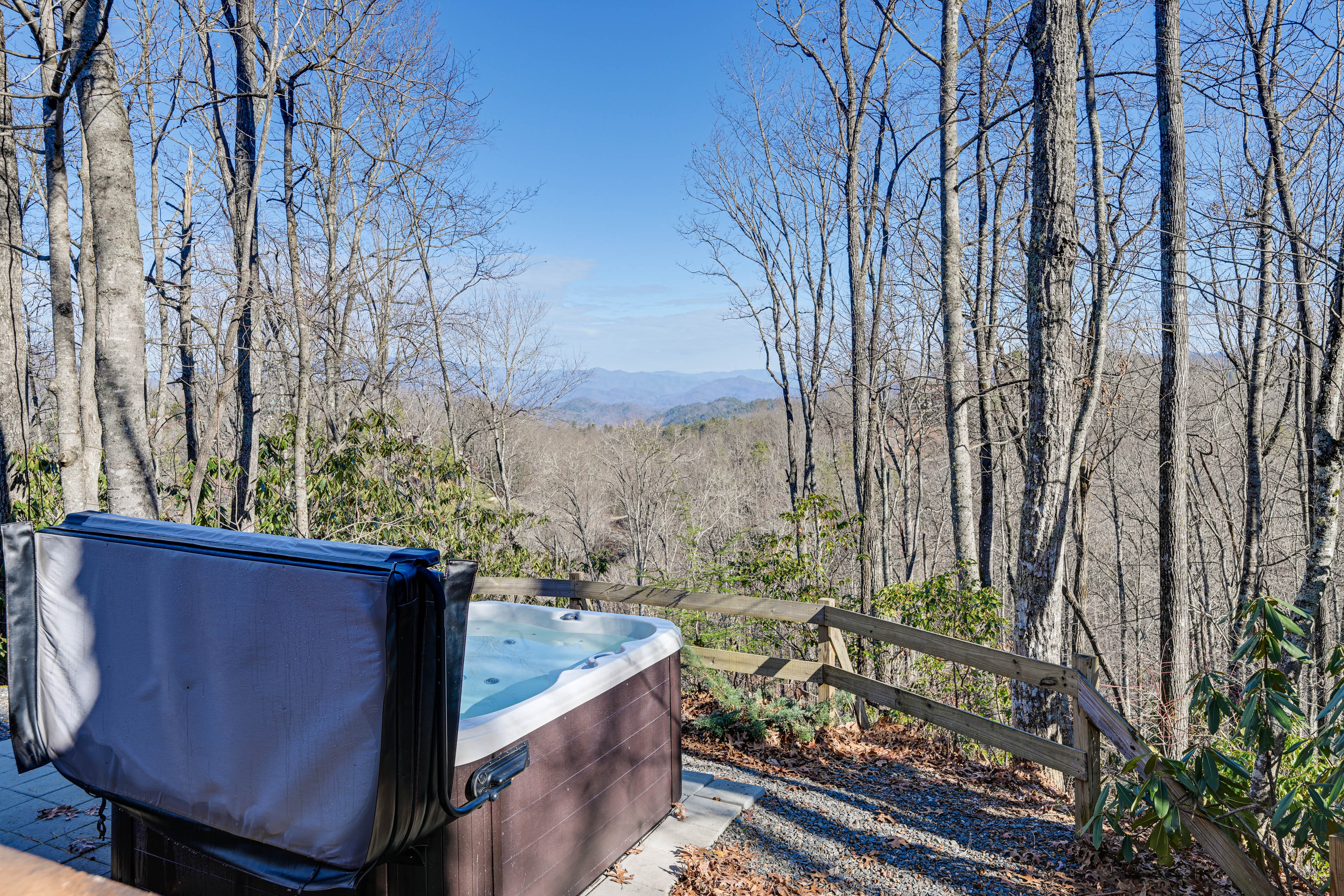 Bryson City Cabin: Deck & Mountain-View Hot Tub