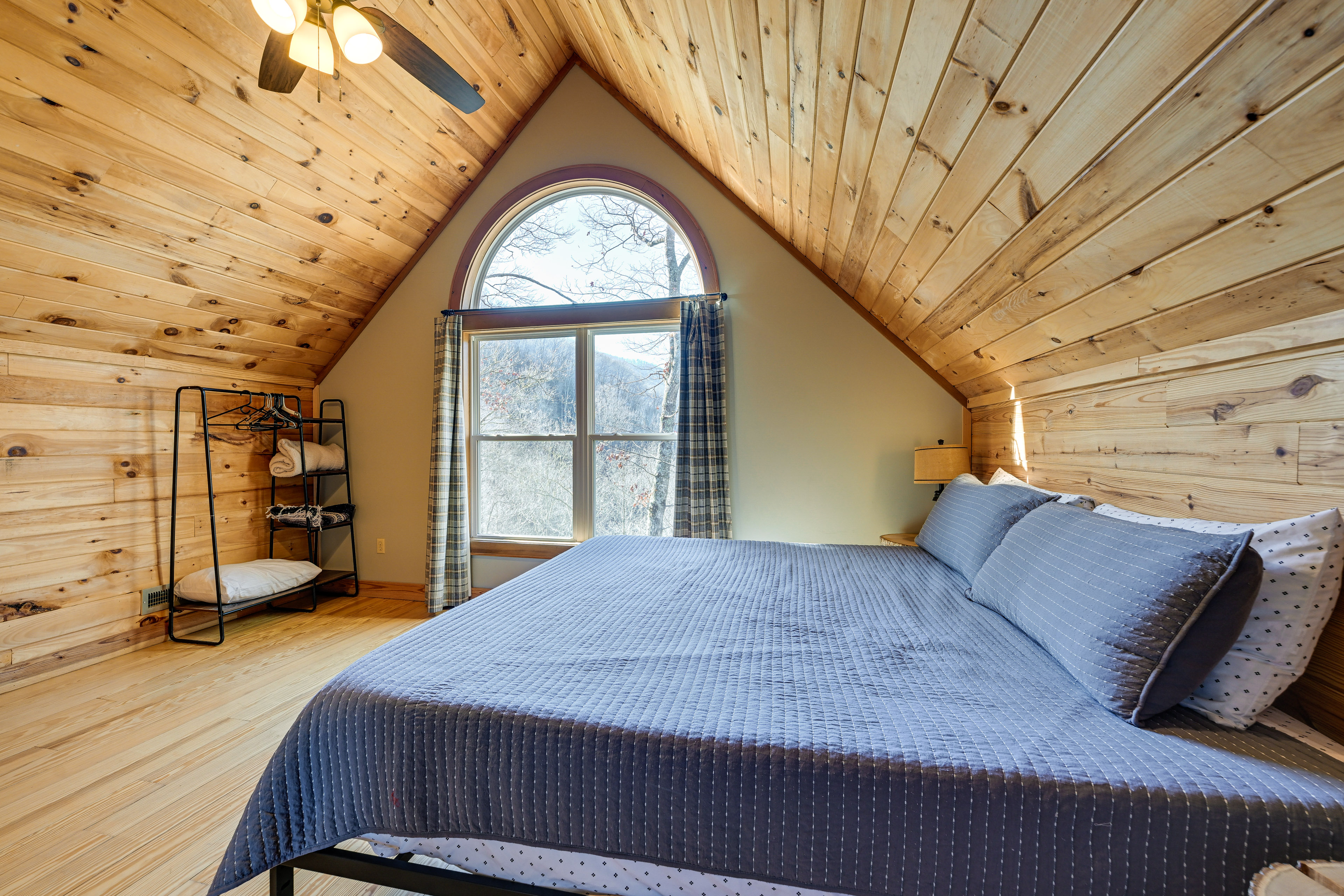 Bryson City Cabin: Deck & Mountain-View Hot Tub