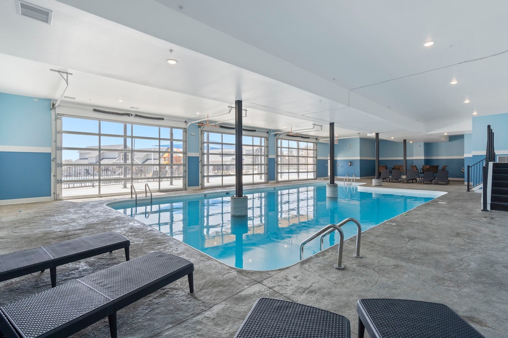 Chateau Mountain - Indoor Community Pool- Less than a 2 min drive!