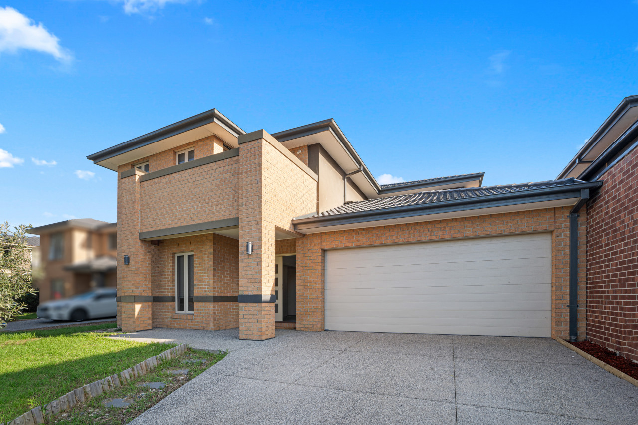 Property Image 1 - Point Cook 9-bed 5-bathroom Luxe Family House Double Storey