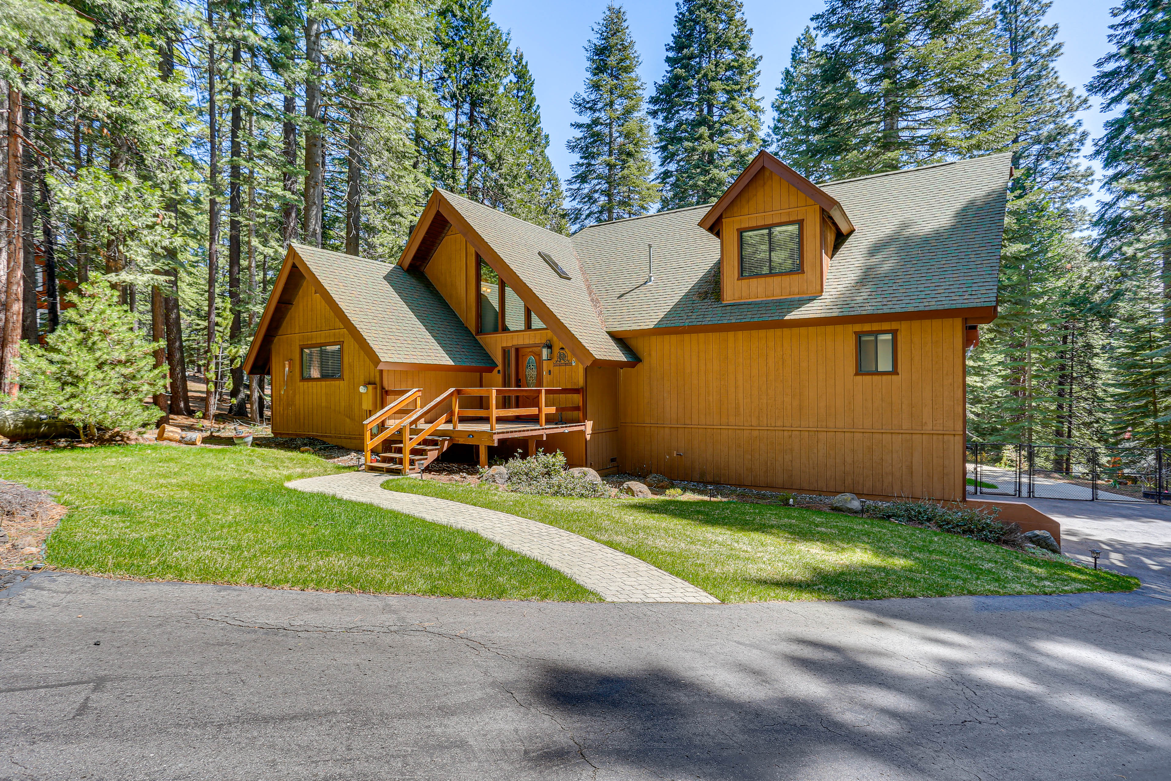 Property Image 1 - Spacious Retreat w/ Backyard: 1 Mi to Lake Almanor