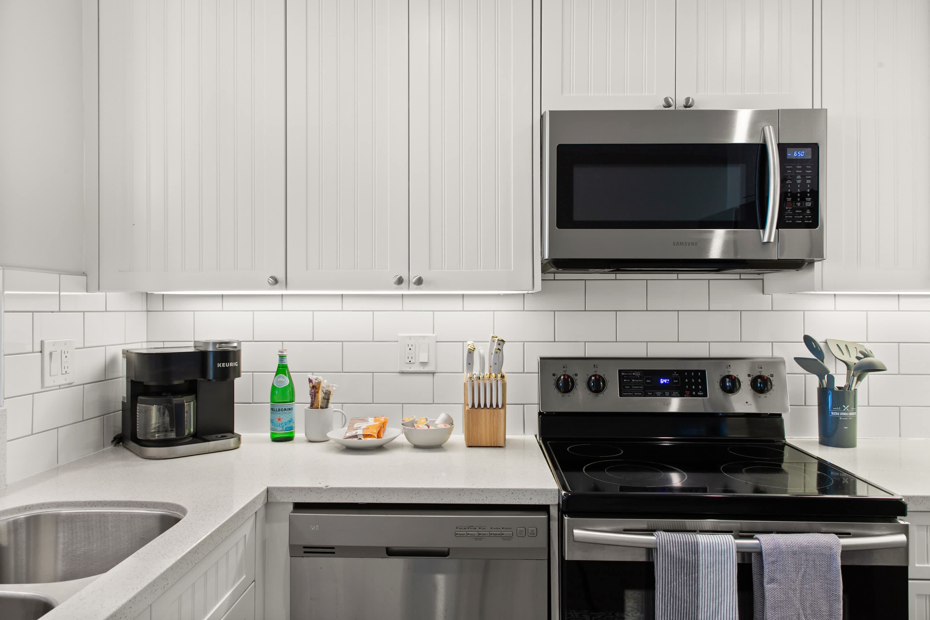 9 Bedrooms-7 Bath-2 Kitchens-Parking-Sleeps 22! 9 Bedrooms-7 Bath-2 Kitchens-Parking-Sleeps 22!