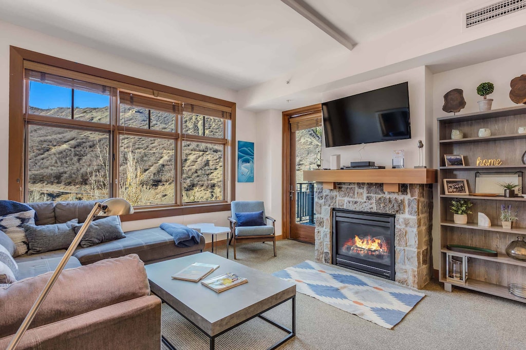 02_84_Carriage_Way_Unit_3417002