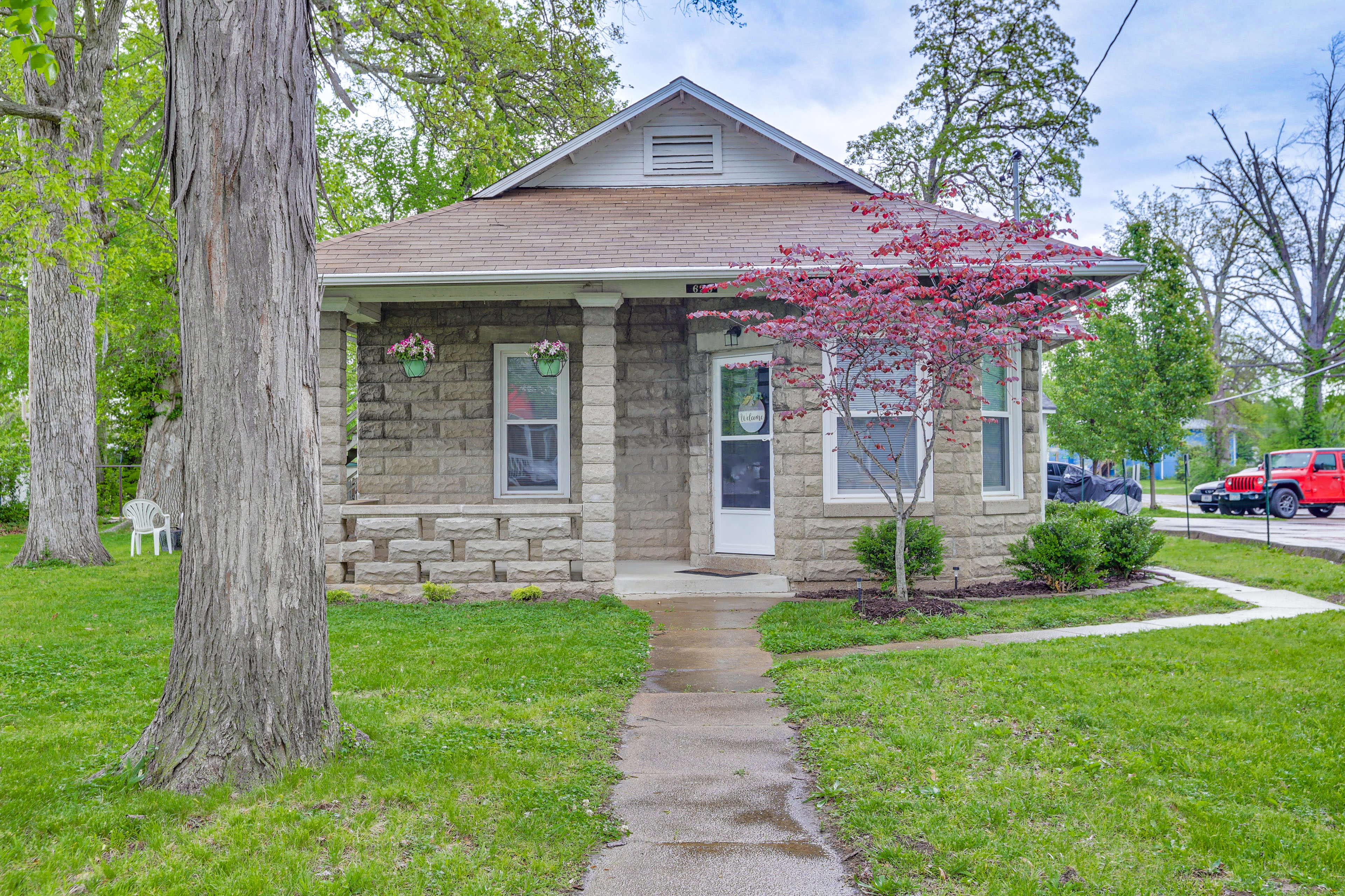 Property Image 1 - Pet-Friendly Pacific Cottage Near Purina Farms!