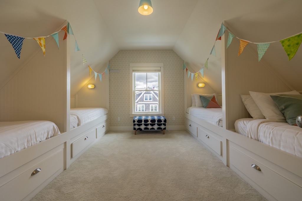 Room with 4 built-in twins