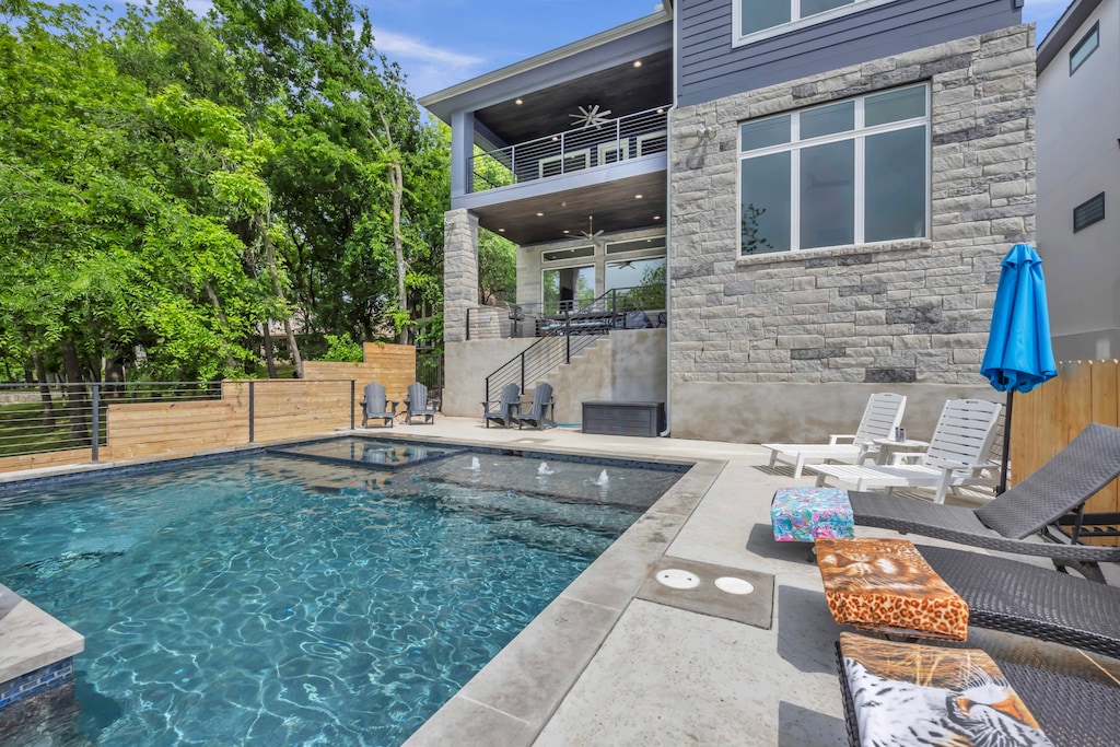 Hot Tub and Tanning Ledge