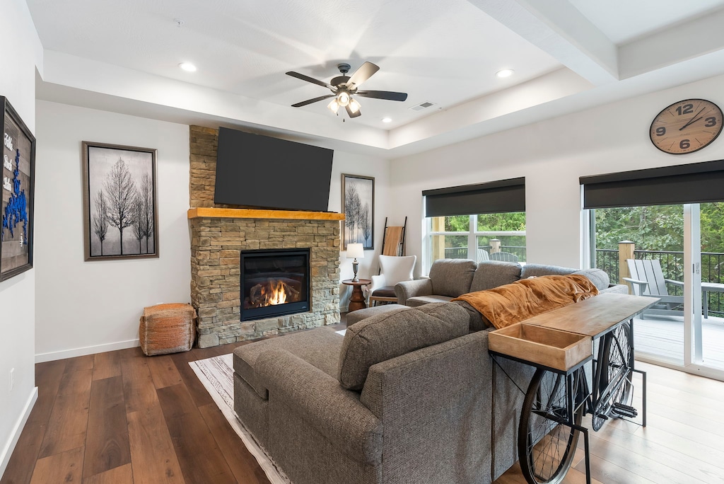 Living Room - Cable TV & Fireplace