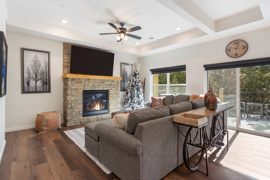 Holiday decorations may vary from year to year and are usually displayed from November 1 to January 3 each year.