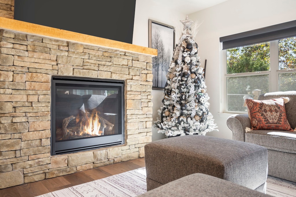 Holiday decorations may vary from year to year and are usually displayed from November 1 to January 3 each year.