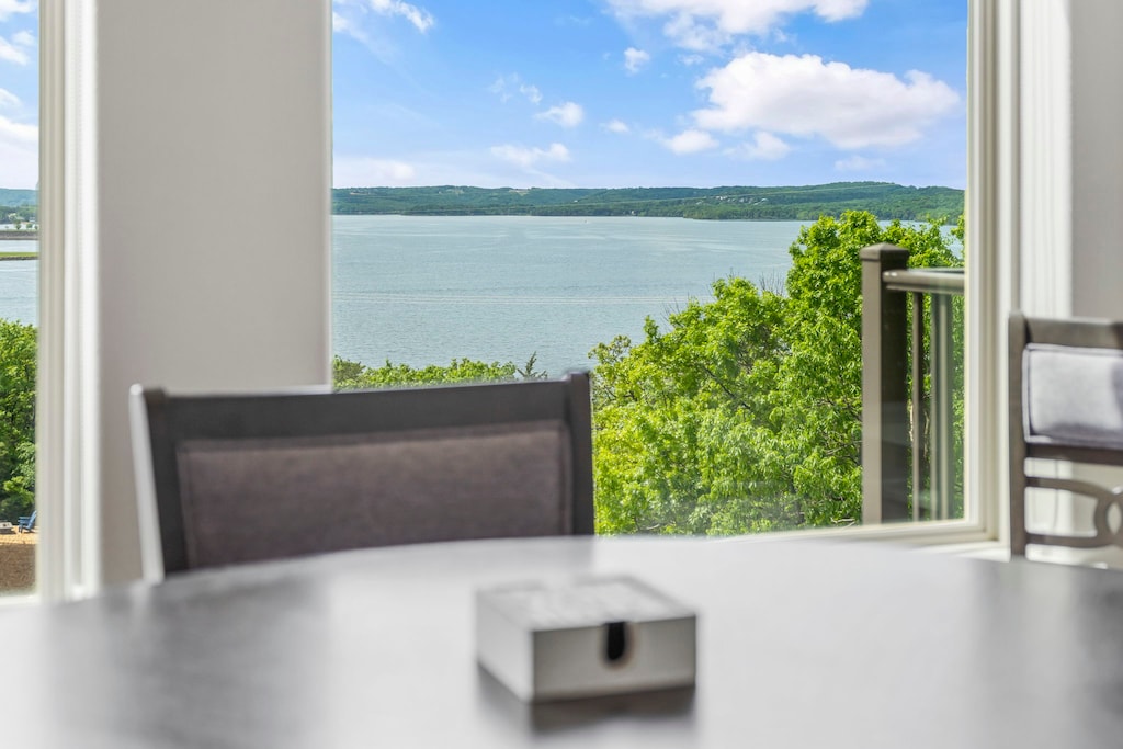 All Season Sunroom with Cable TV and Lake View