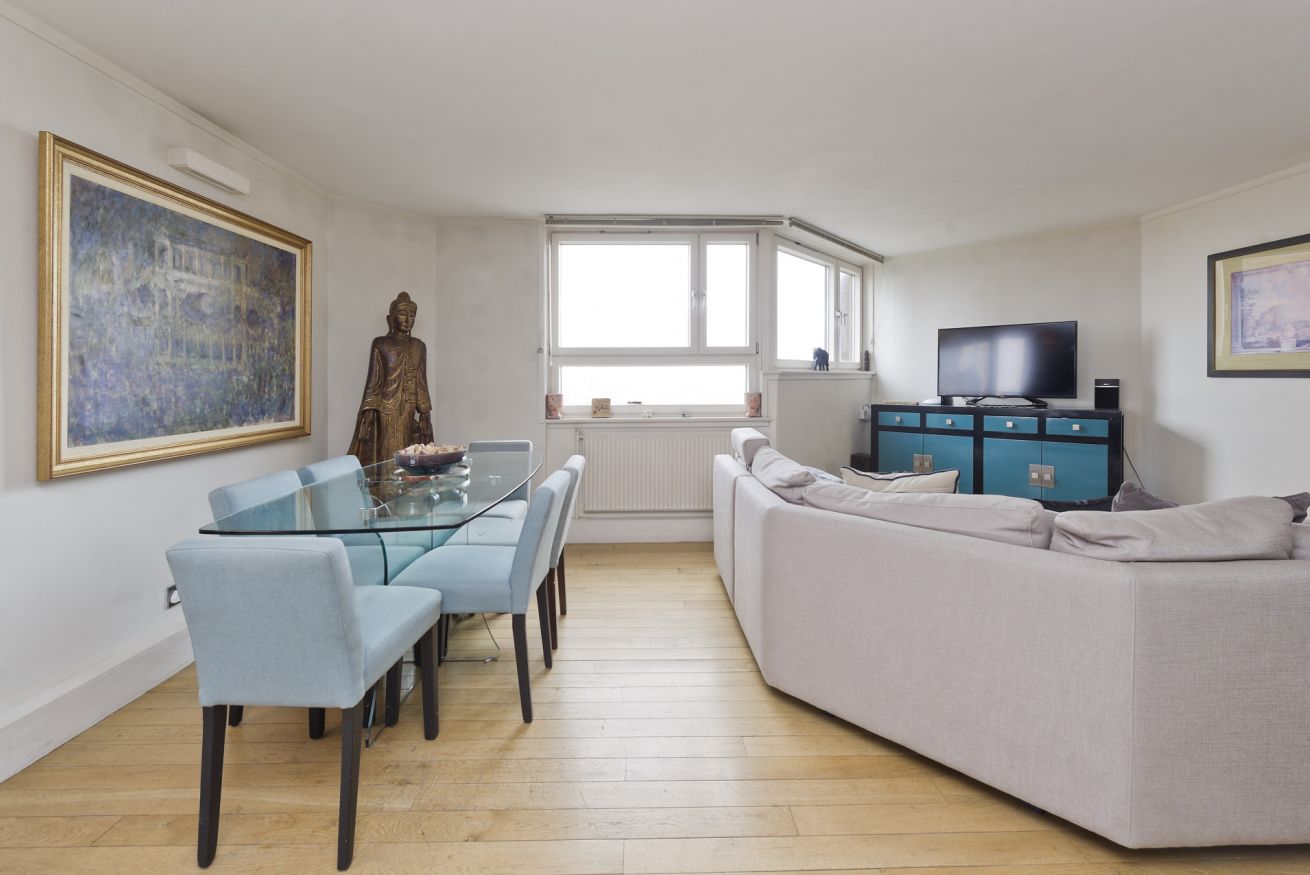 Property Image 2 - Charming flat overlooking River Thames
