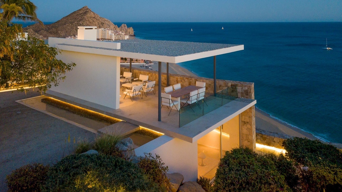 Modern Hillside Retreat in Exclusive Pedregal