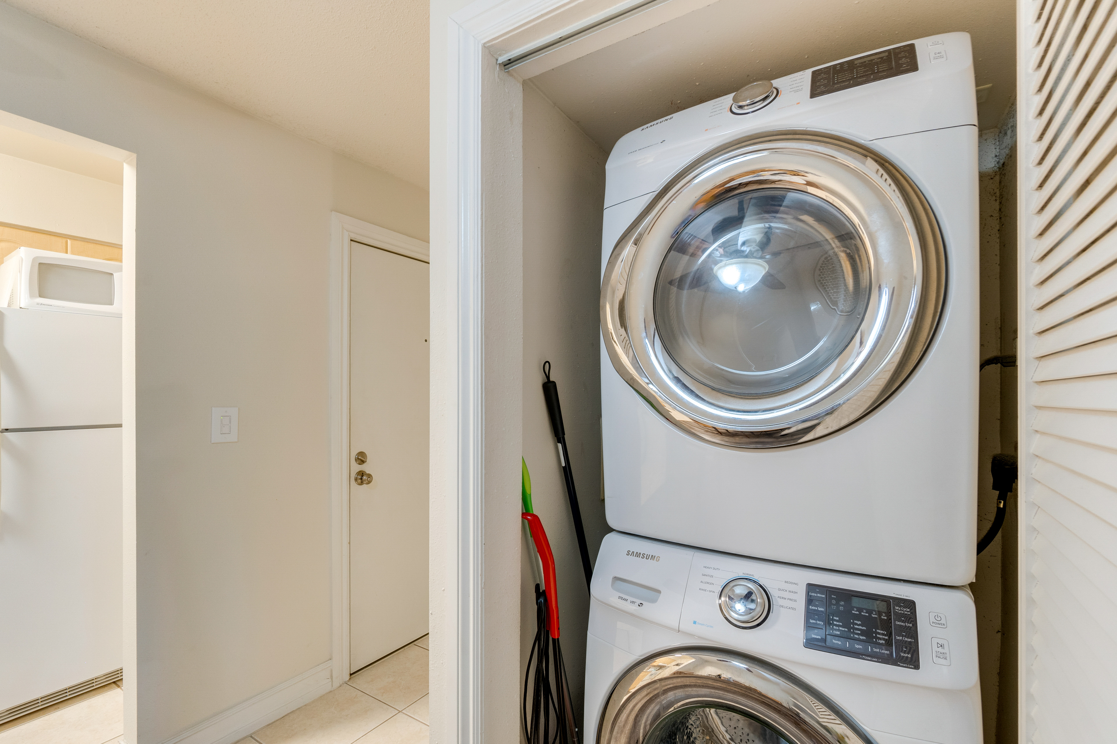 Quaint Sarasota Condo: 4 Mi to Siesta Key Beach!