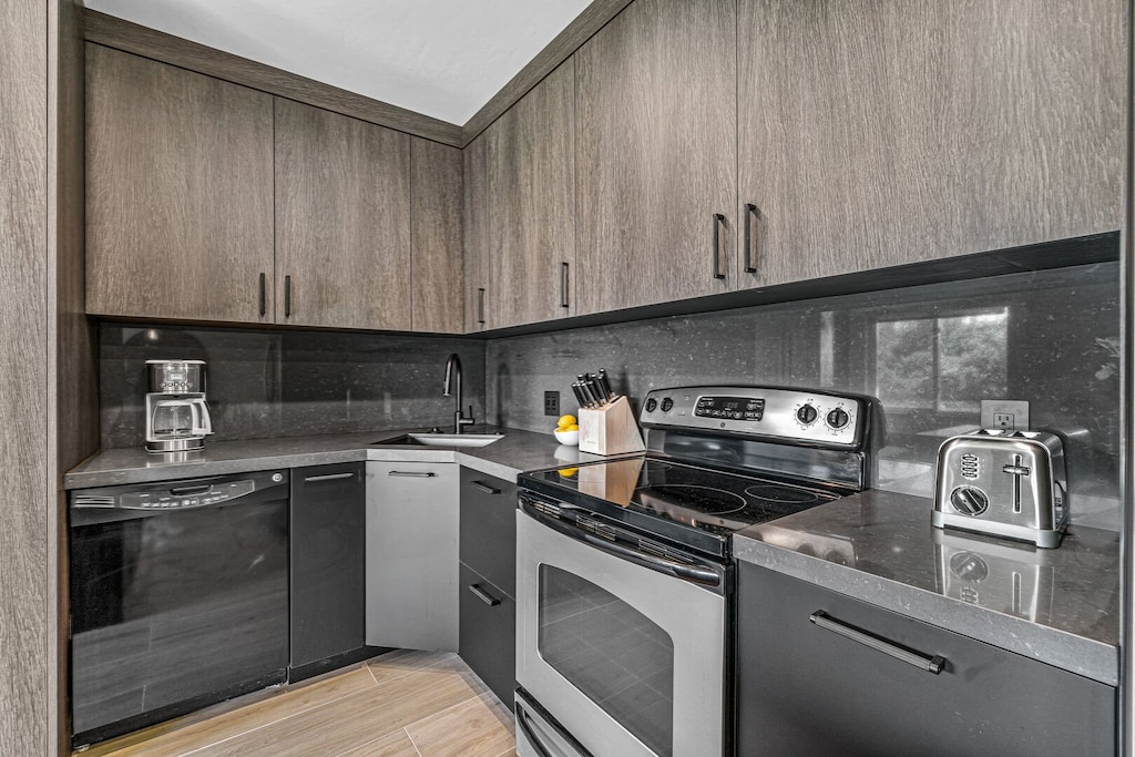 Fully stocked kitchen with all the pots/ pans you will need