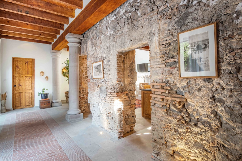 1830's Ruin Entryway