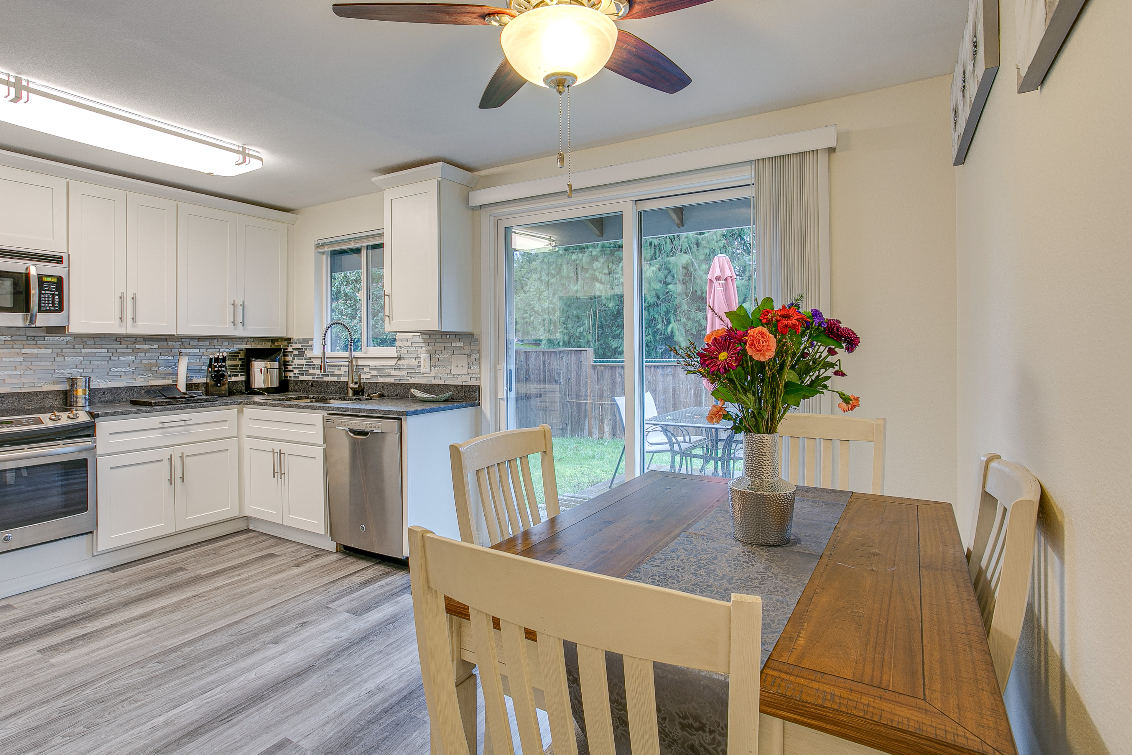 Property Image 2 - Modern Puyallup Townhome w/ Backyard & Fireplace