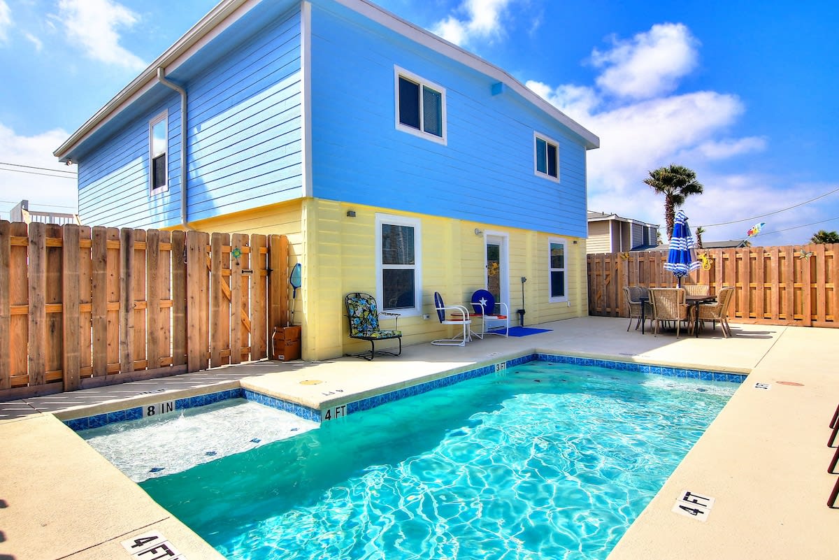 Beautiful Private Pool to relax in after a day at the beach :)