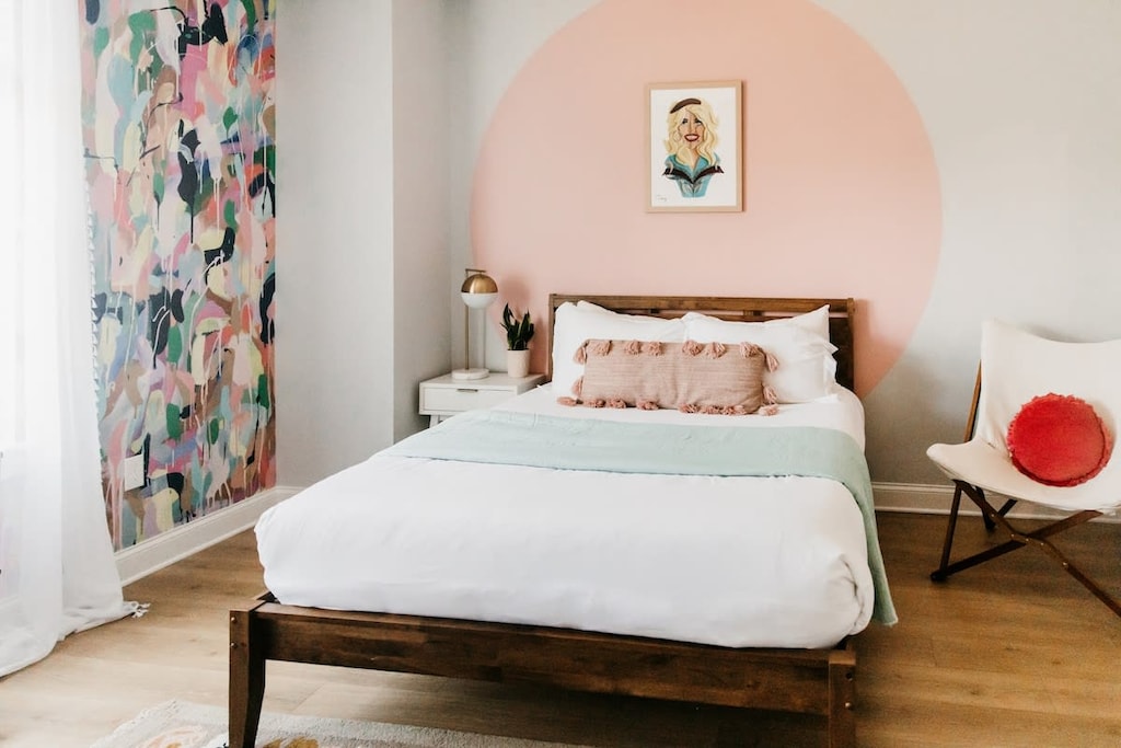 House 1 - The lovely Dolly Parton bed