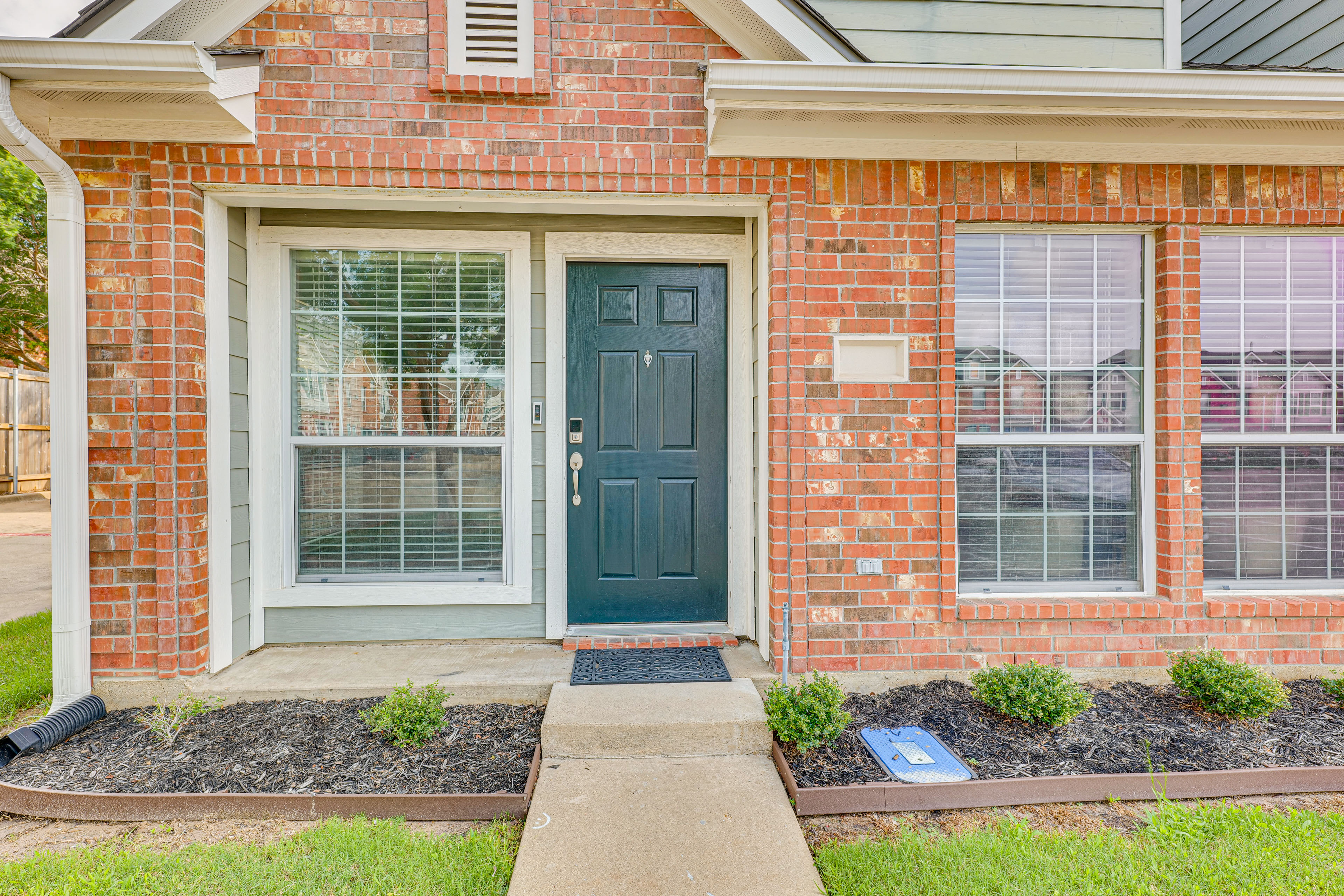 Central College Station Townhome w/ Community Pool