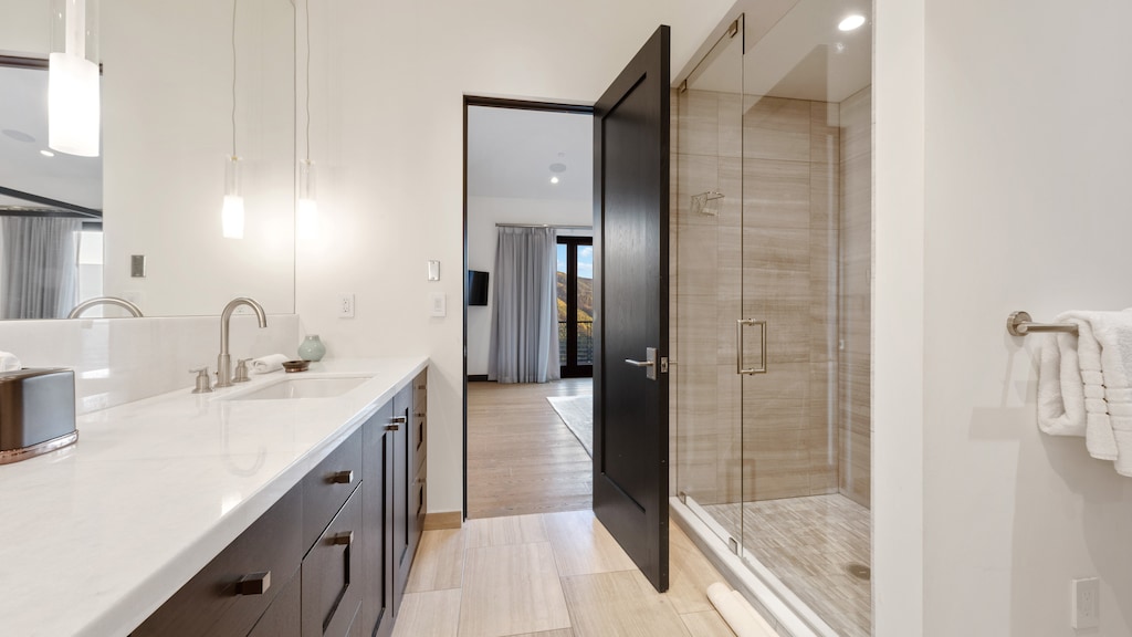 Bedroom 1, Main Level - Ensuite