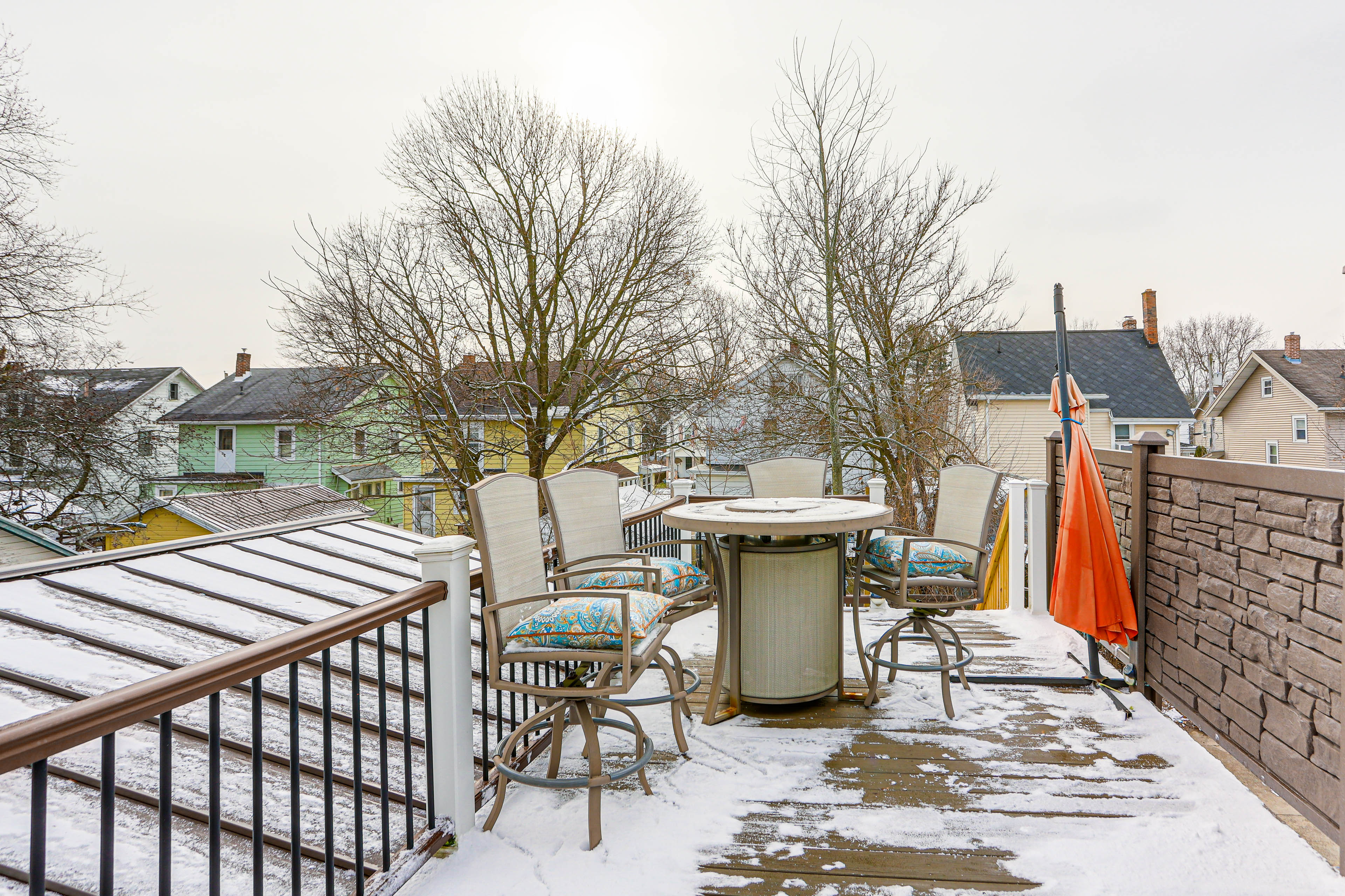 Warm & Cozy Mansfield Home: Deck, Gas Fire Table!