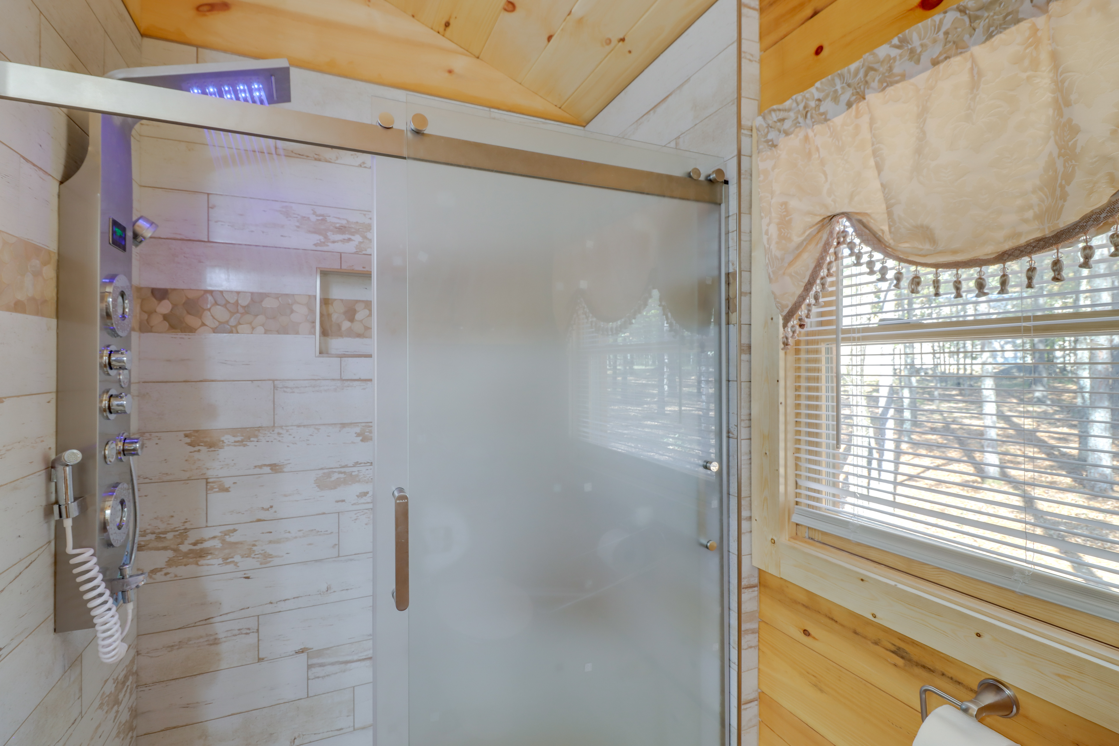 Fire Pit + Deck: Cabin by Greers Ferry Lake!