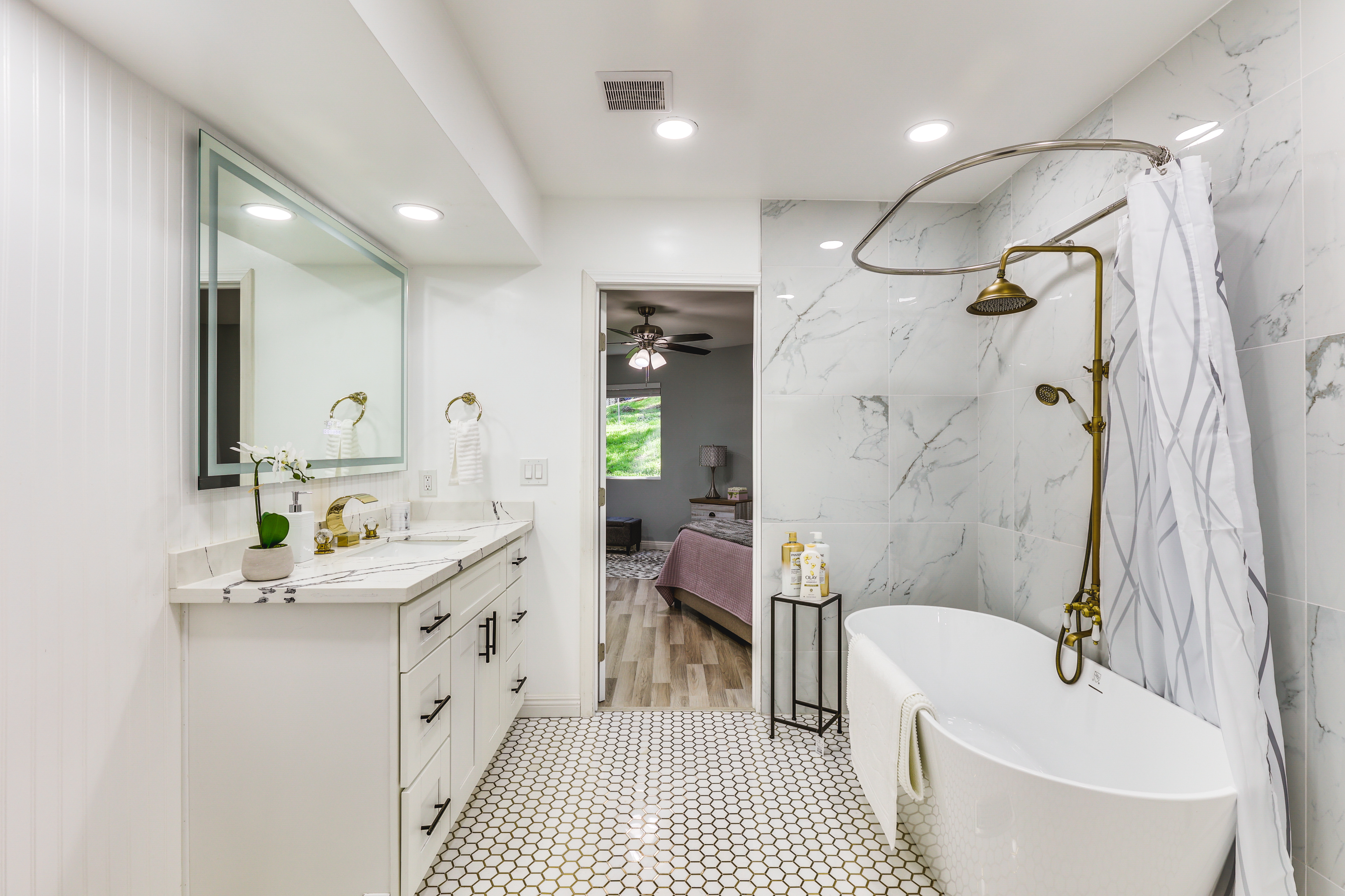 North San Diego Retreat w/Deck, Fire Pit Table!