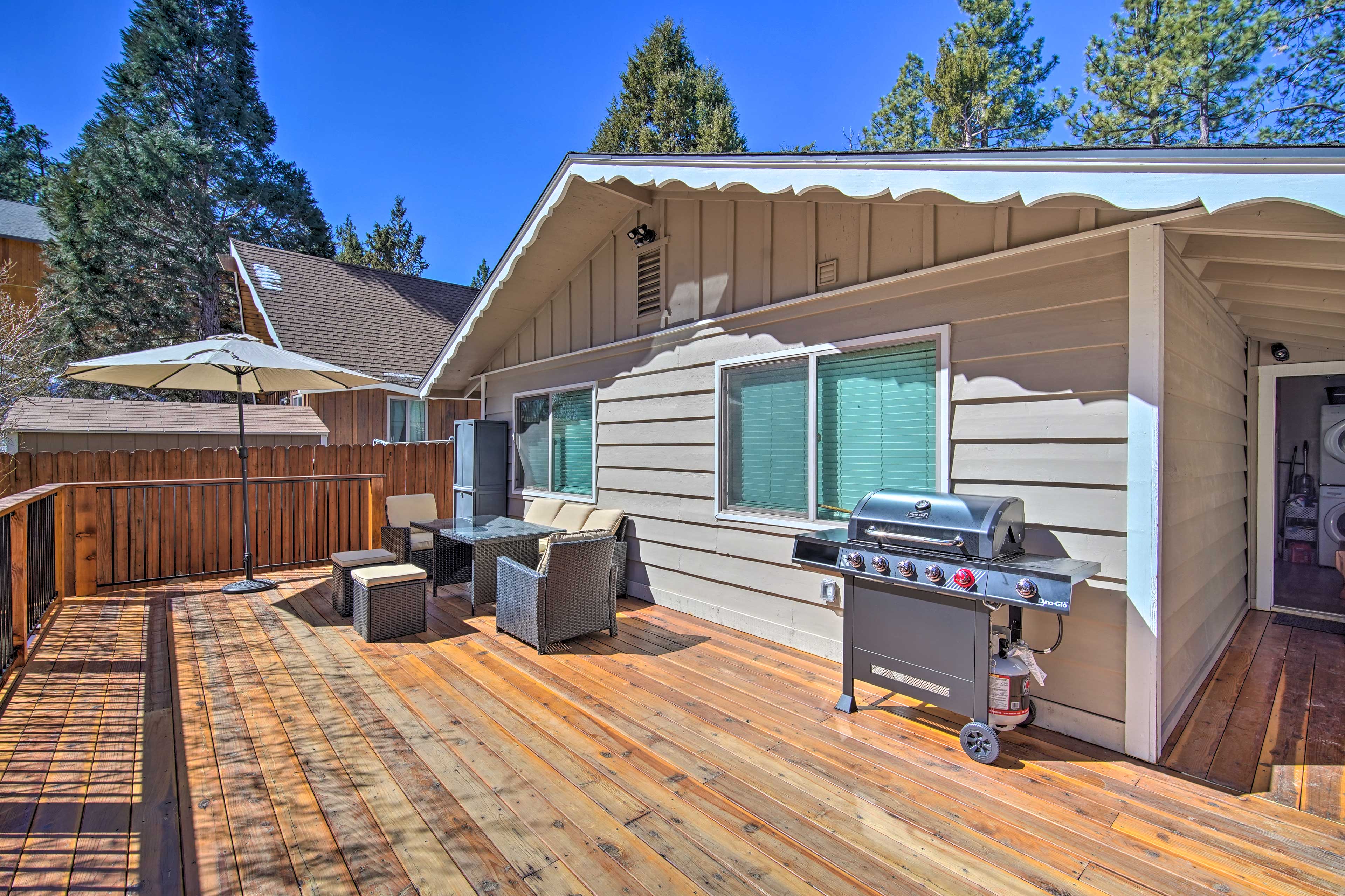 Charming Chalet: Deck, 5 Mi to Big Bear Lake!