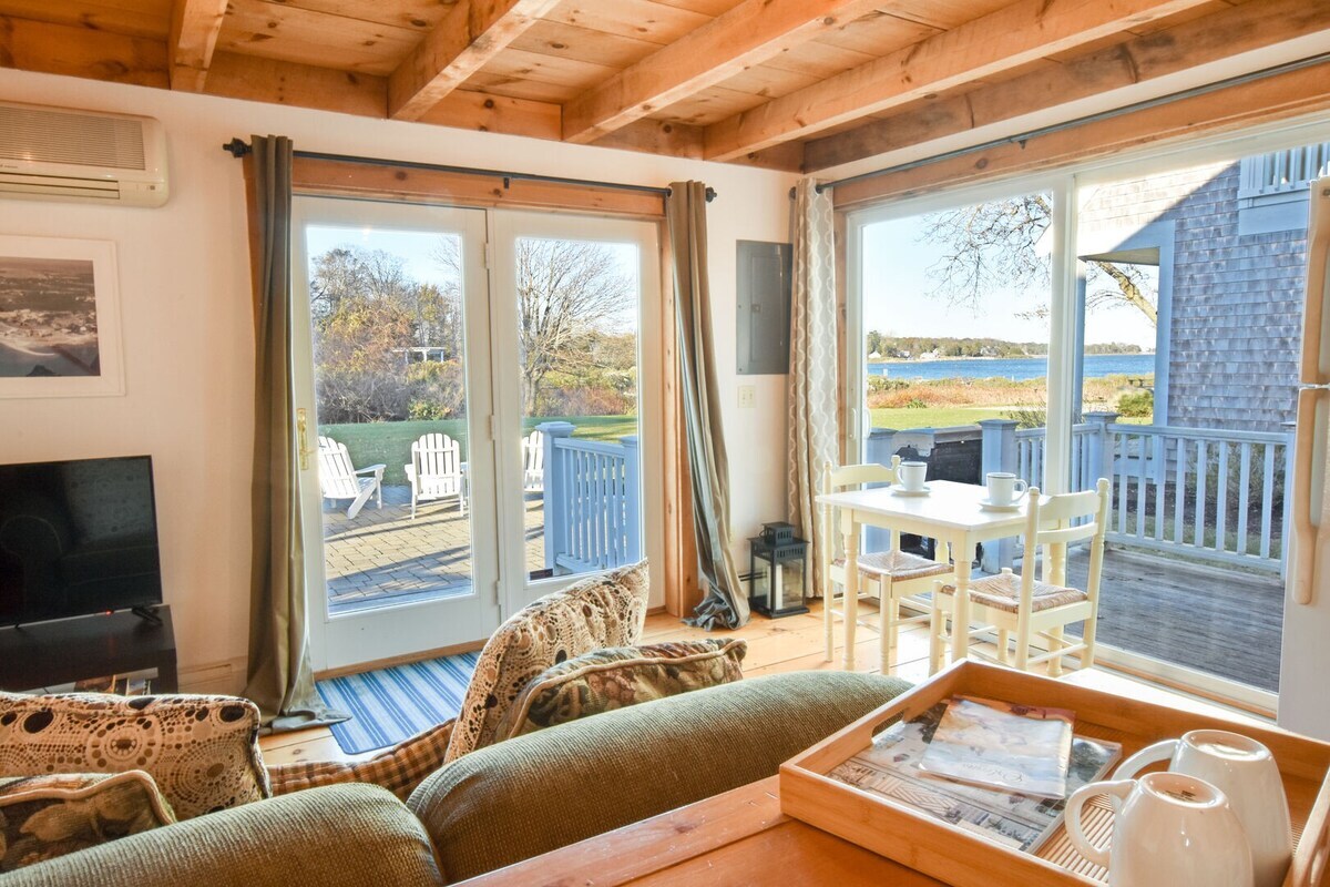 Property Image 2 - Cute Cottage Living by the Sea!